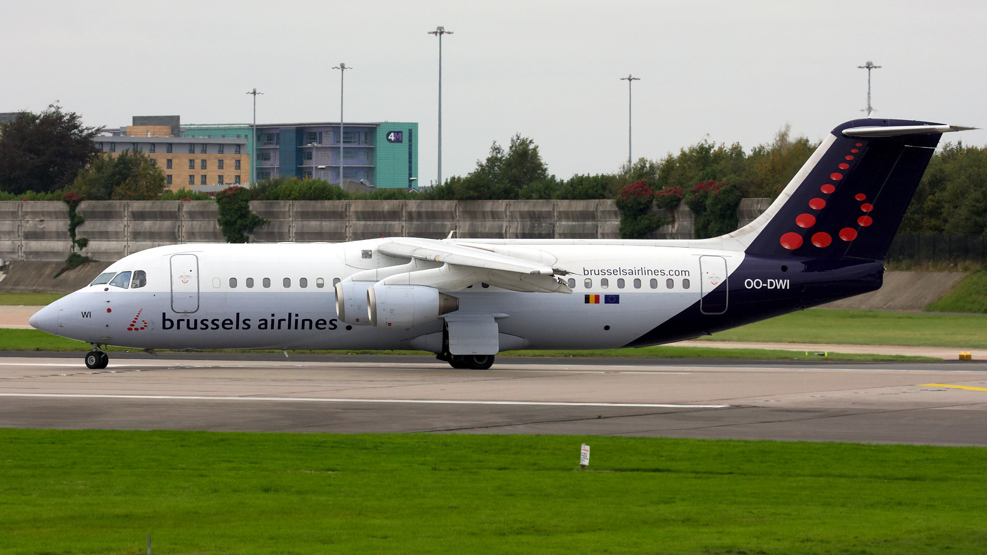 OO-DWI ✈ Brussels Airlines British Aerospace Avro RJ100 @ Manchester