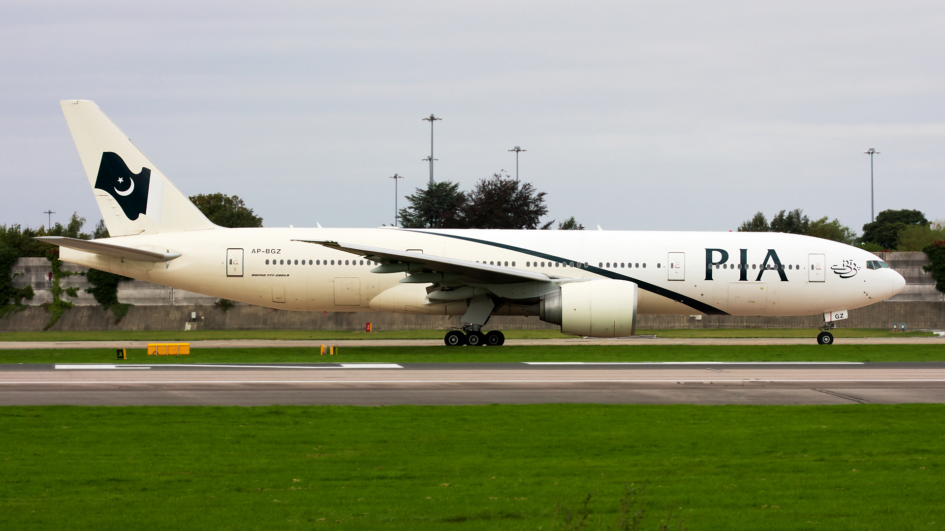 AP-BGZ ✈ Pakistan International Airlines Boeing 777-240LR @ Manchester