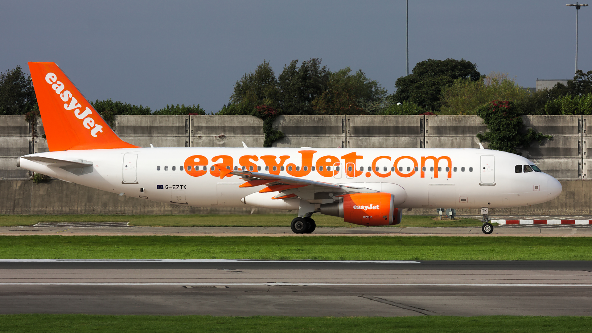 G-EZTK ✈ easyJet Airbus A320-214 @ Manchester