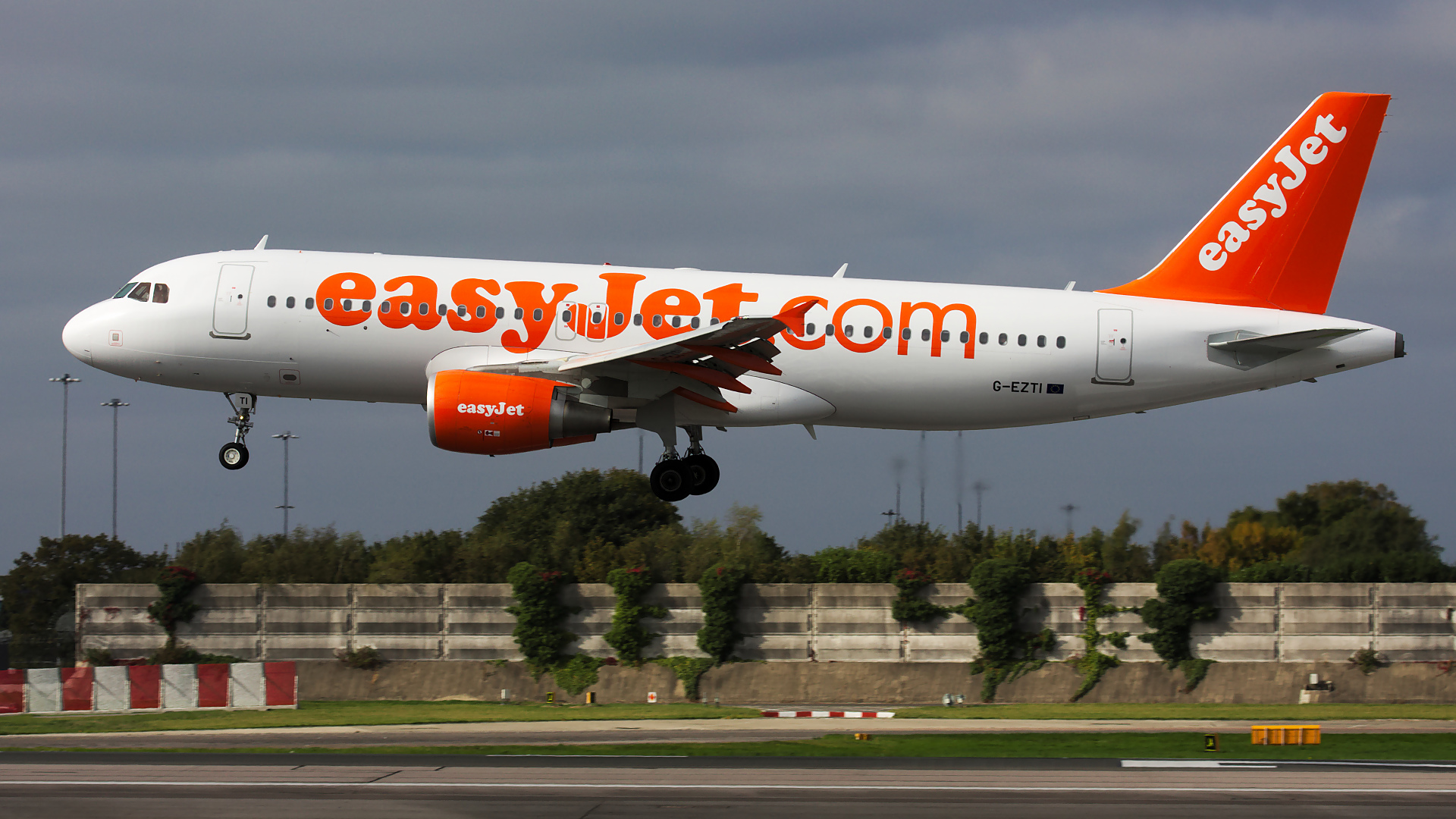 G-EZTI ✈ easyJet Airbus A320-214 @ Manchester