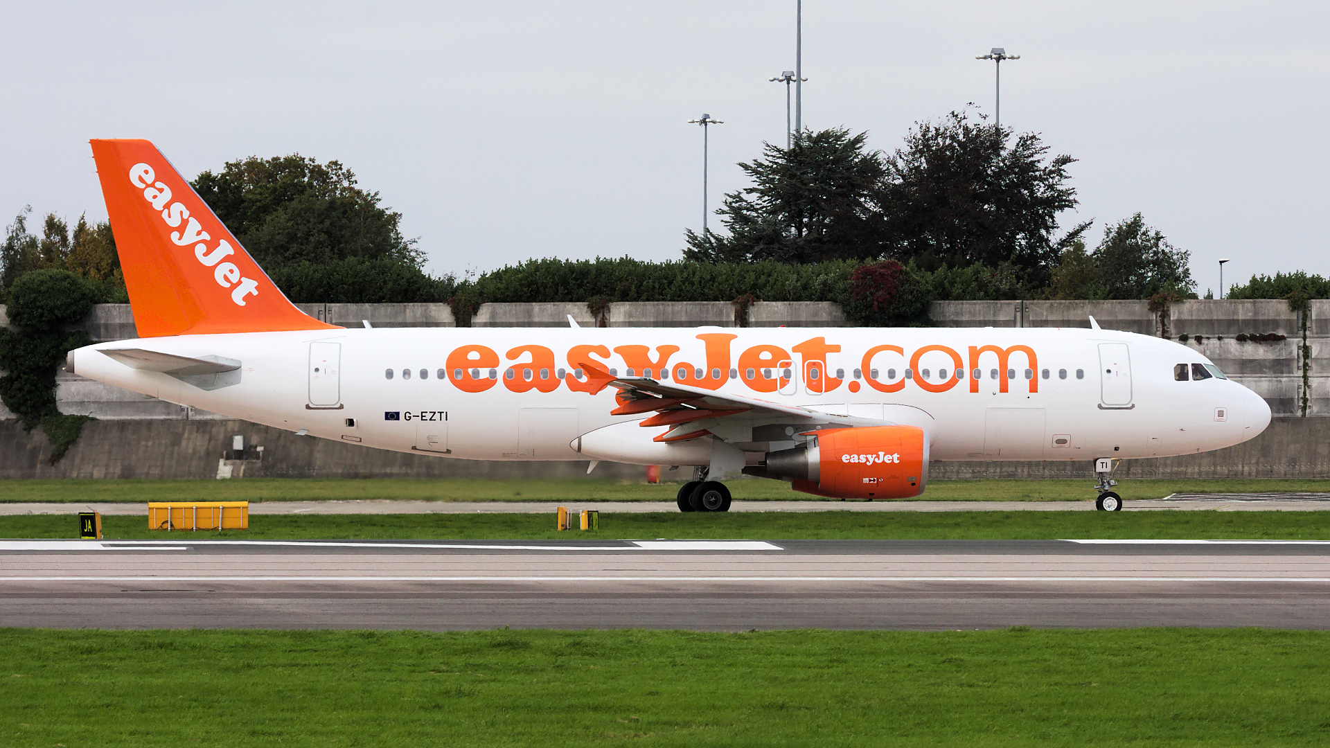 G-EZTI ✈ easyJet Airbus A320-214 @ Manchester