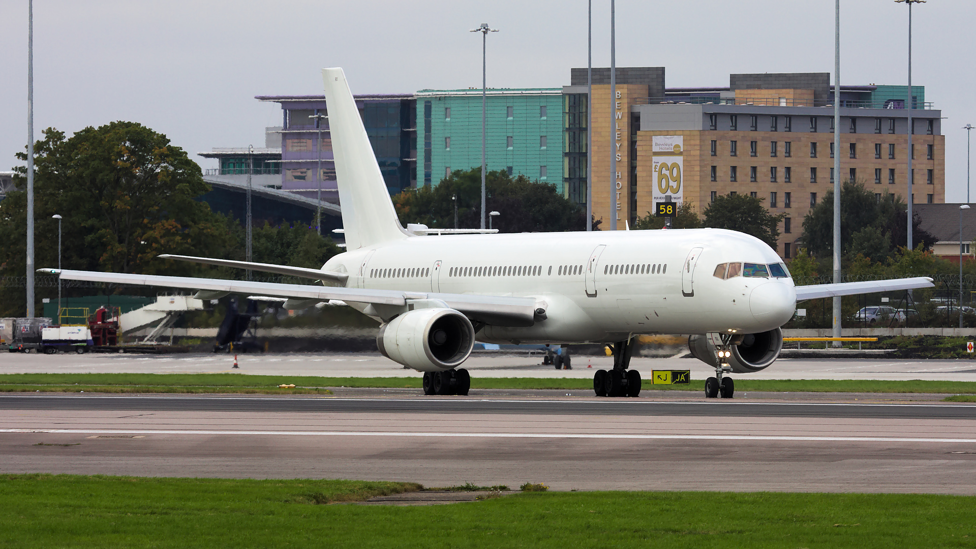 G-STRX ✈ Astraeus Boeing 757-28A @ Manchester
