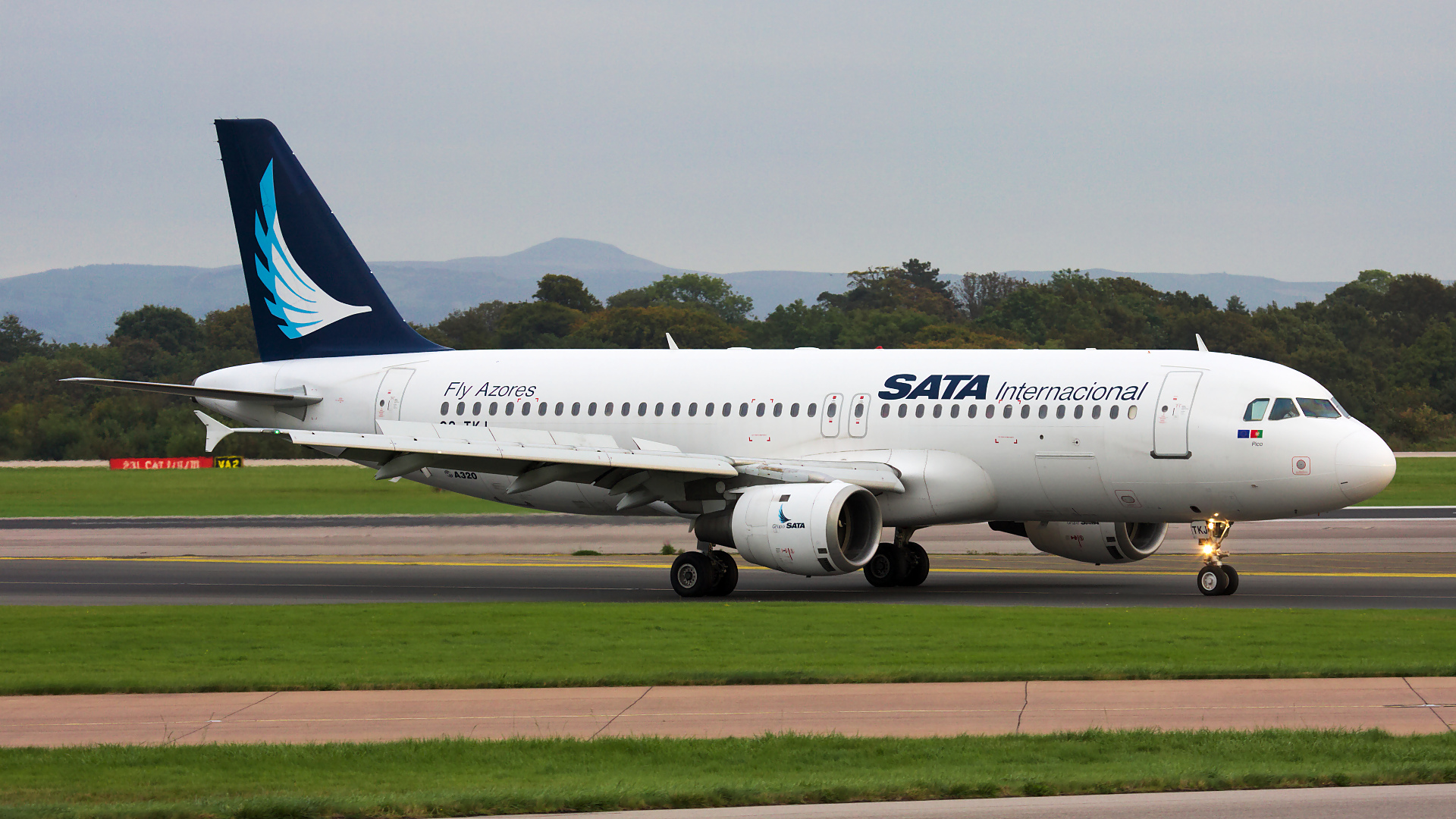CS-TKJ ✈ SATA International Airbus A320-212 @ Manchester