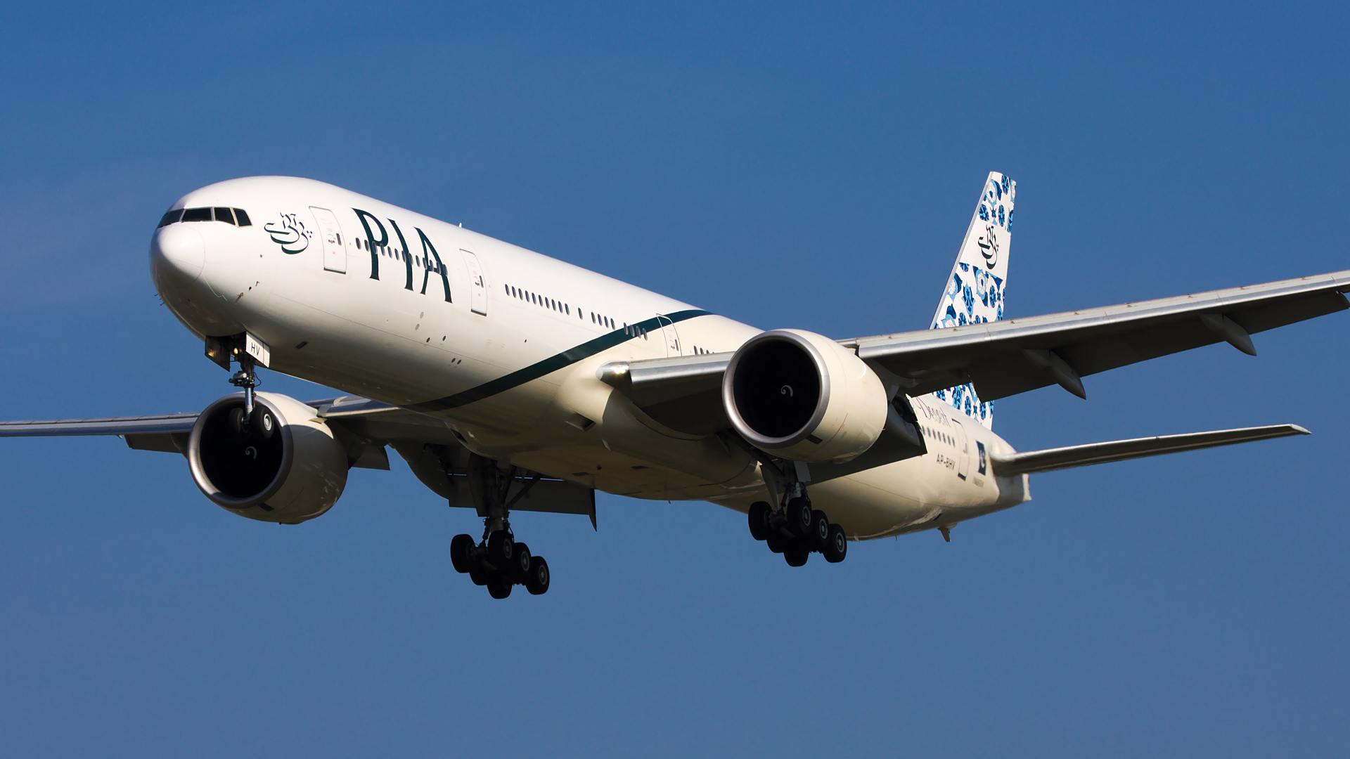 AP-BHV ✈ Pakistan International Airlines Boeing 777-340ER @ London-Heathrow