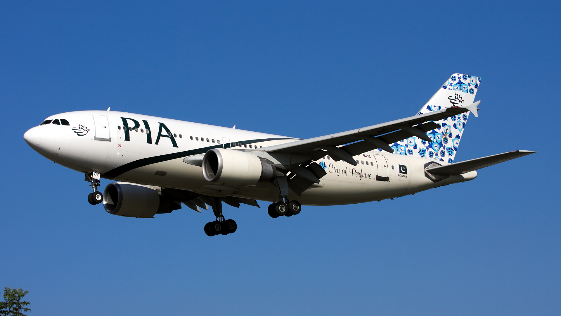 AP-BDZ ✈ Pakistan International Airlines Airbus A310-308 @ London-Heathrow