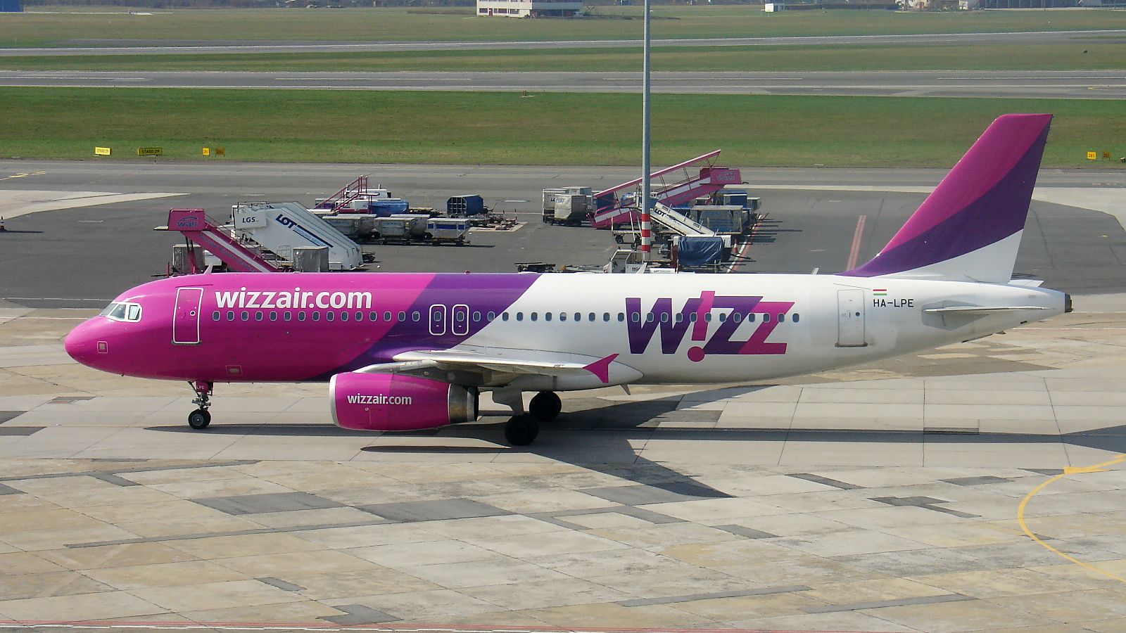 HA-LPE ✈ Wizz Air Airbus A320-233 @ Warsaw-Chopin