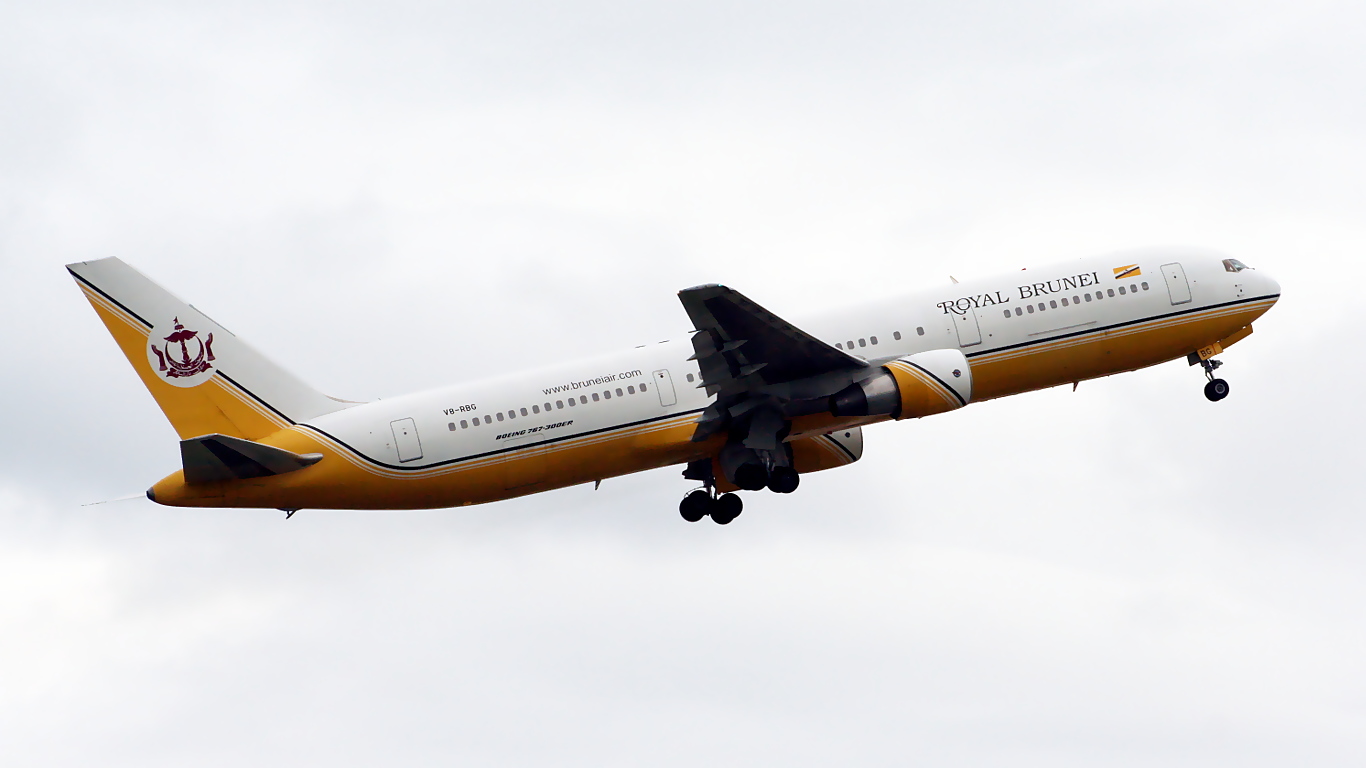 V8-RBG ✈ Royal Brunei Airlines Boeing 767-33AER @ London-Heathrow