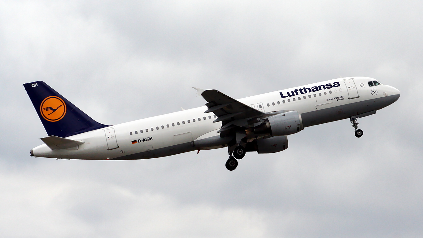 D-AIQH ✈ Lufthansa Airbus A320-211 @ London-Heathrow