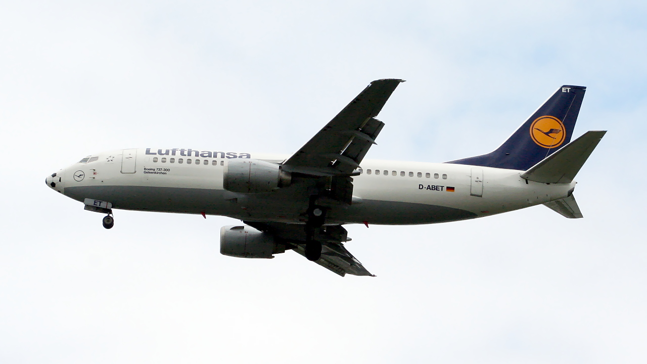 D-ABET ✈ Lufthansa Boeing 737-330 @ London-Heathrow