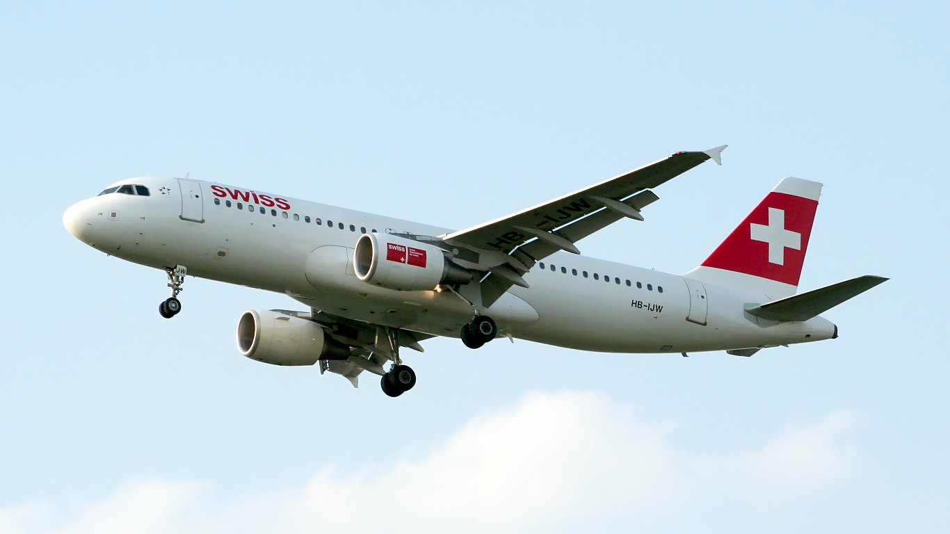 HB-IJW ✈ Swiss International Air Lines Airbus A320-214 @ London-Heathrow
