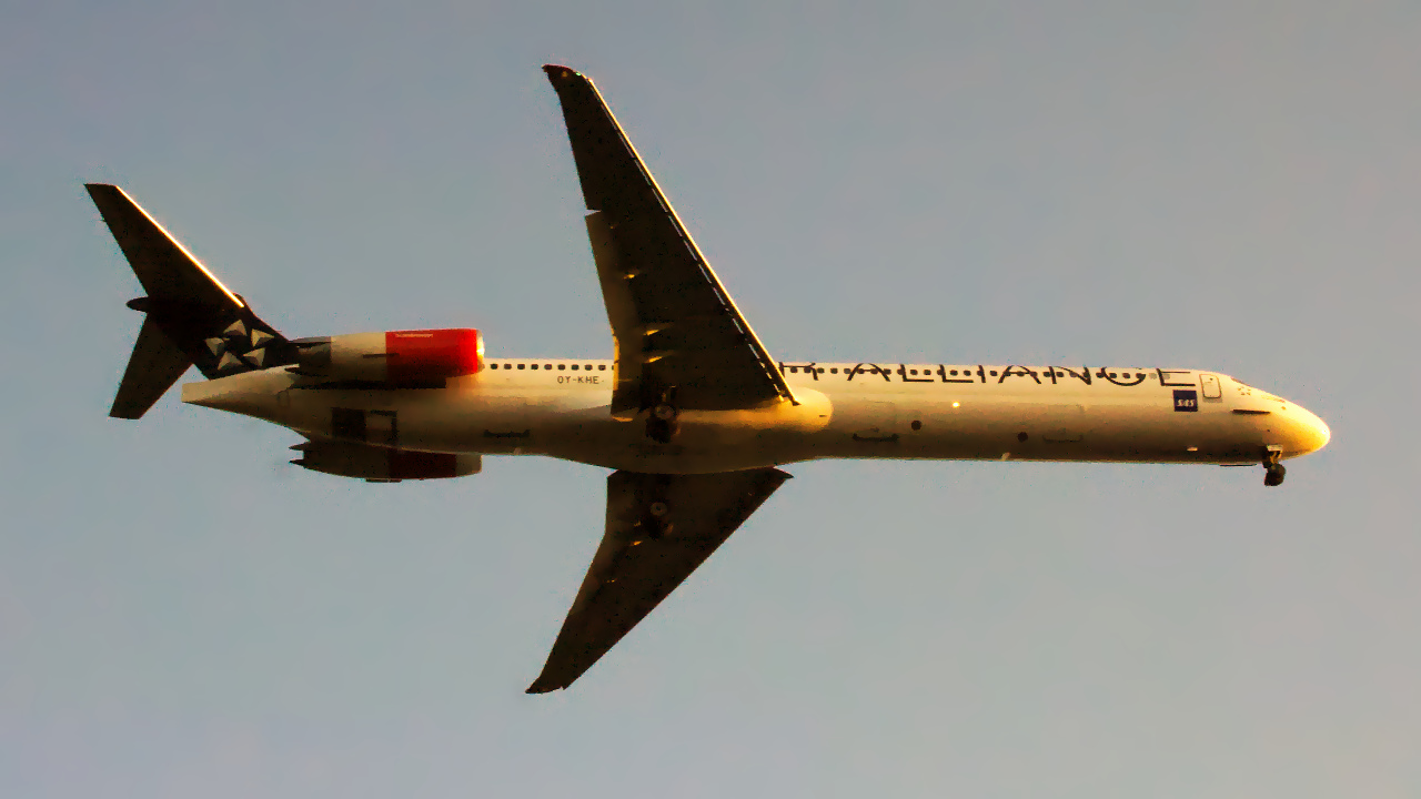 OY-KHE ✈ Scandinavian Airlines McDonnell Douglas MD-82 @ London-Heathrow