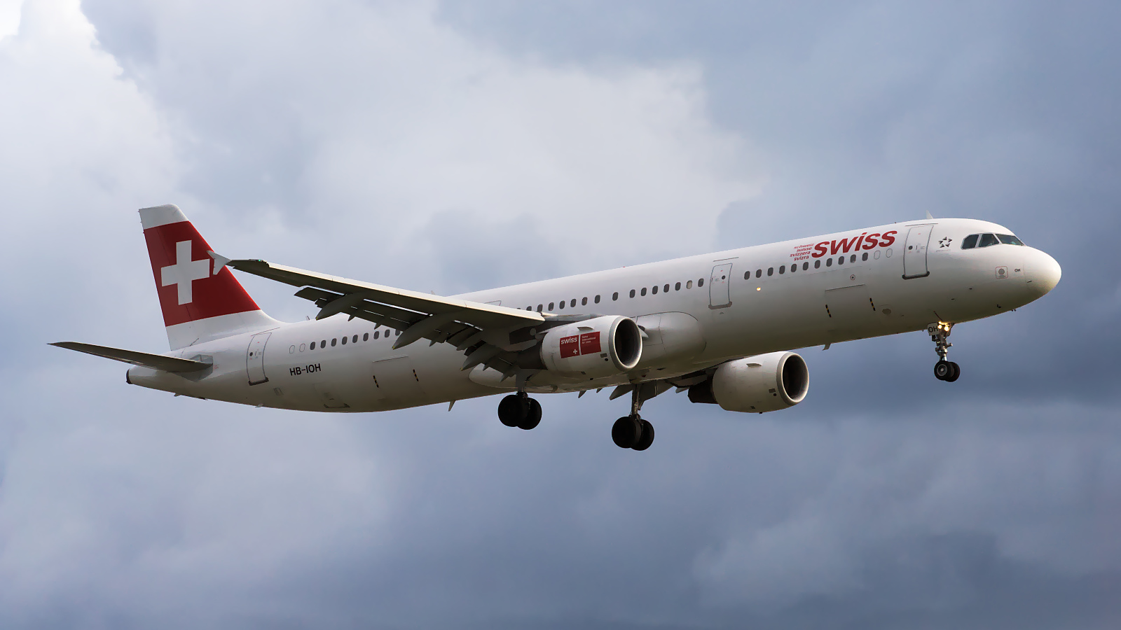 HB-IOH ✈ Swiss International Air Lines Airbus A321-131 @ London-Heathrow