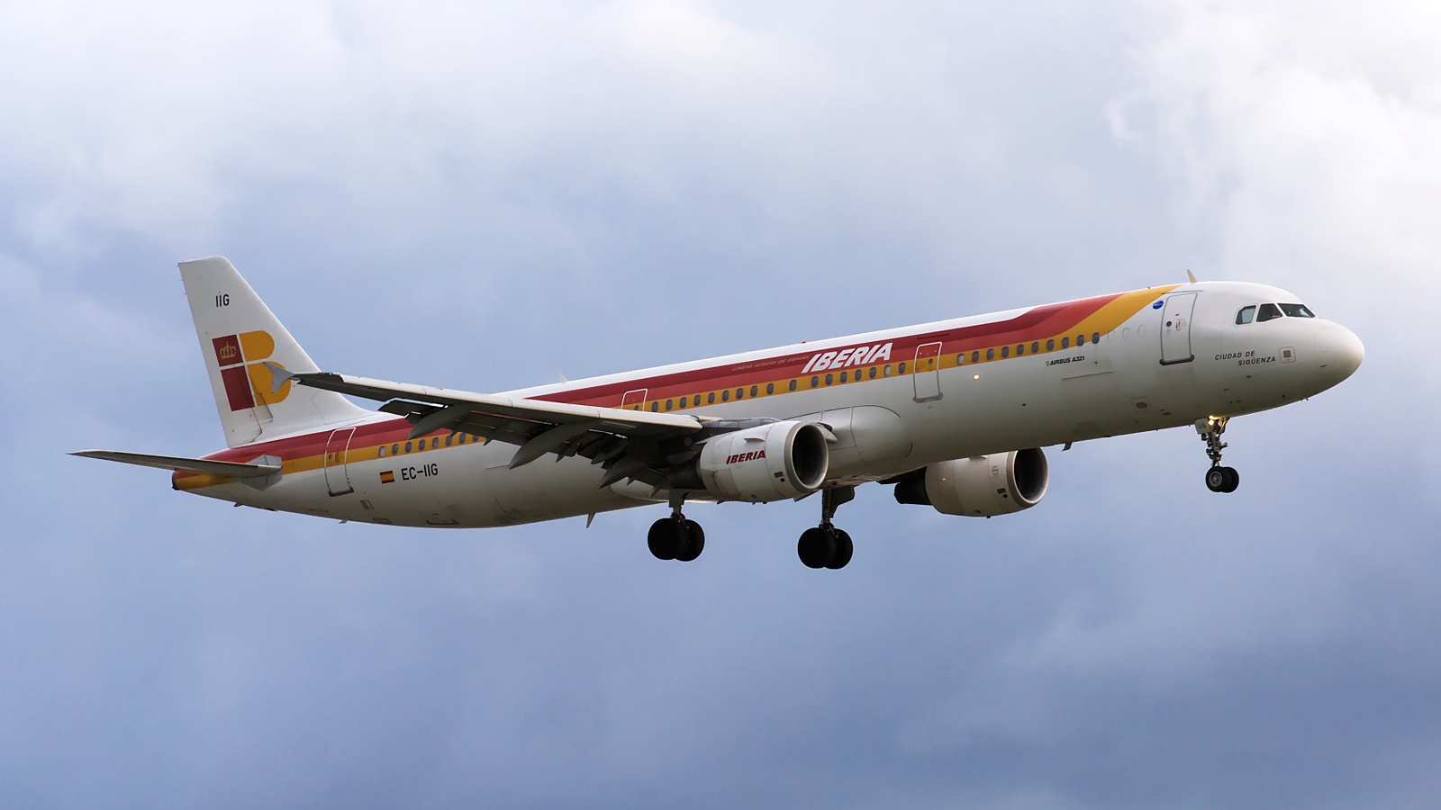 EC-IIG ✈ Iberia Airlines Airbus A321-211 @ London-Heathrow