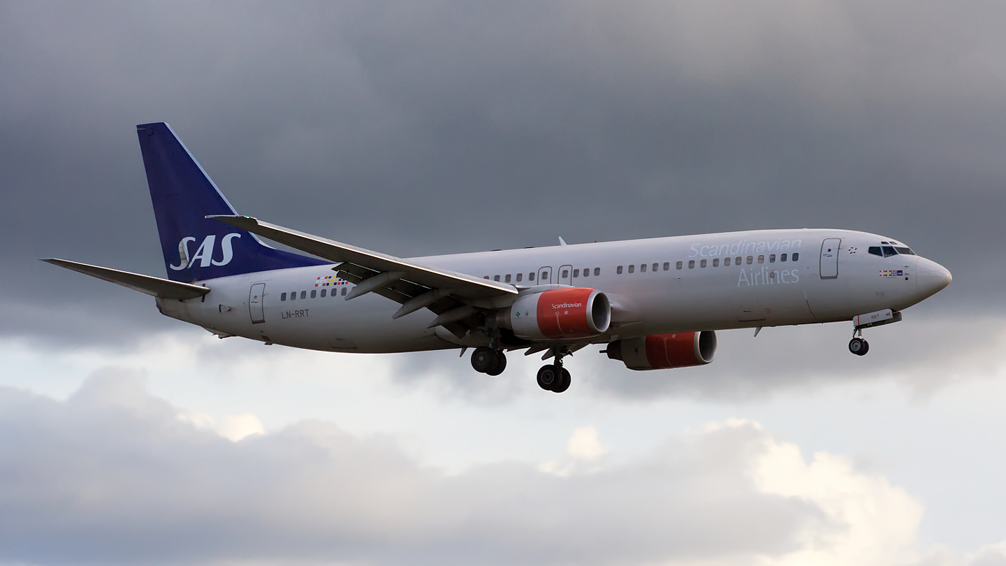 LN-RRT ✈ Scandinavian Airlines Boeing 737-883 @ London-Heathrow