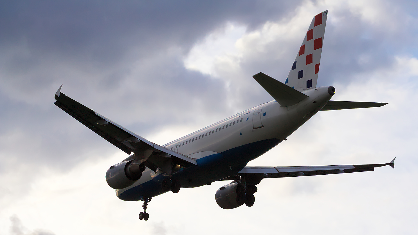 9A-CTG ✈ Croatia Airlines Airbus A319-112 @ London-Heathrow