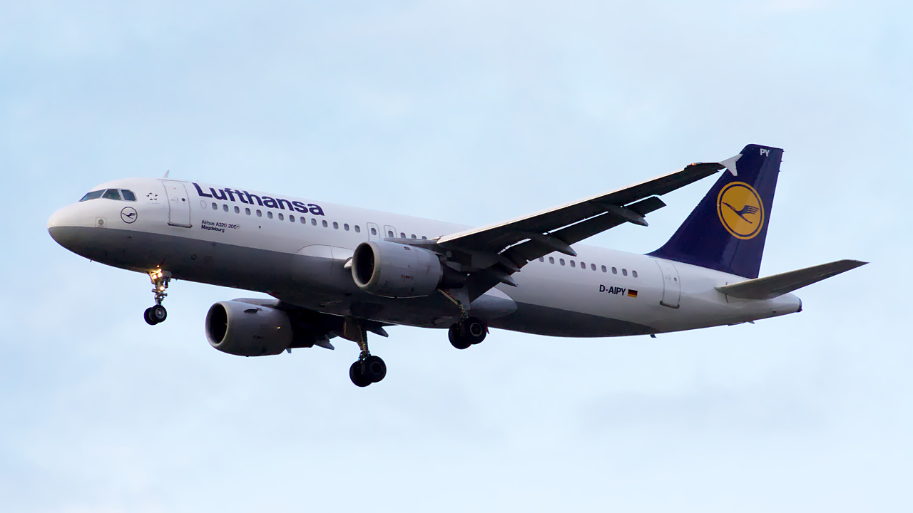 D-AIPY ✈ Lufthansa Airbus A320-211 @ London-Heathrow