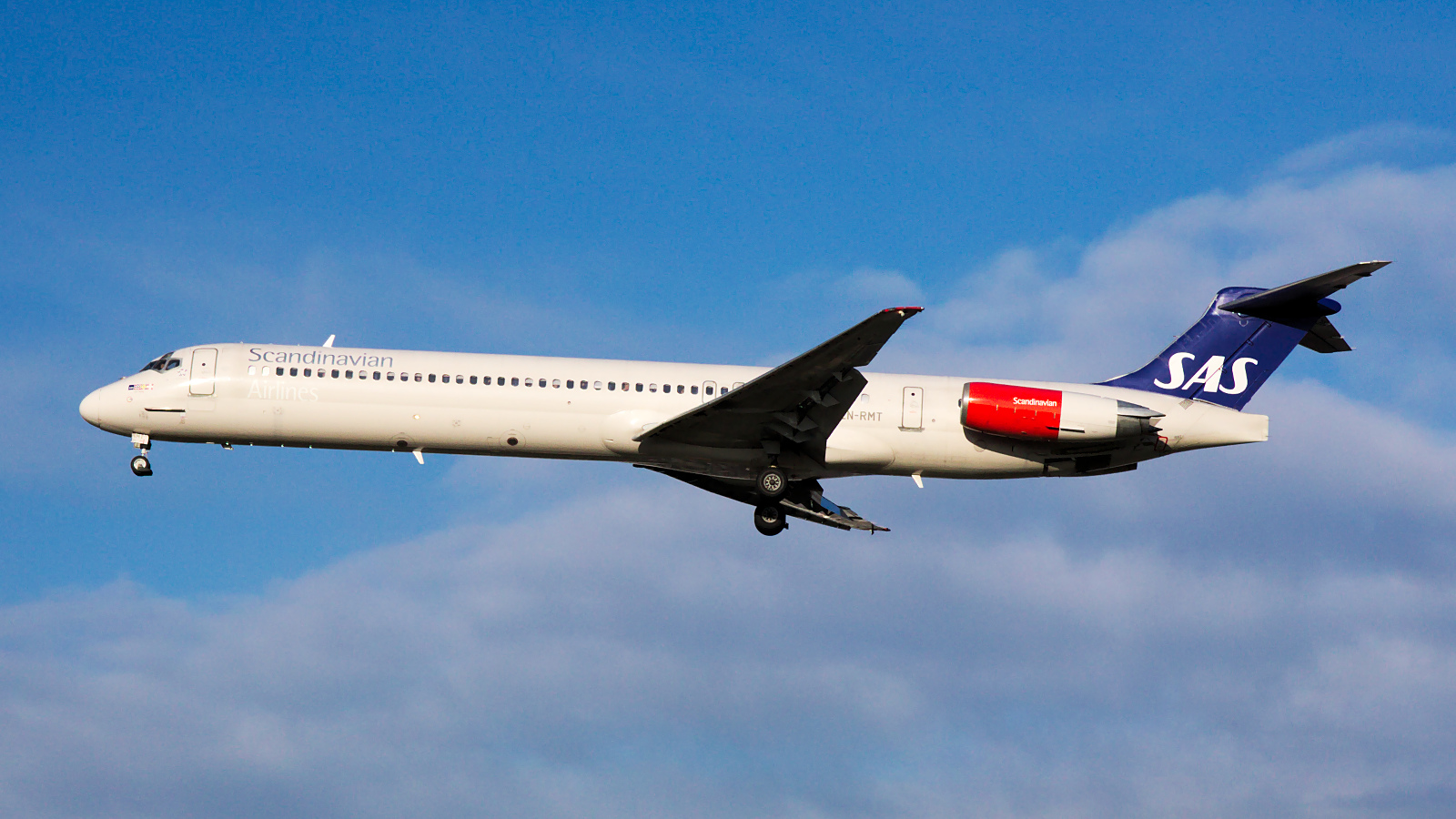 LN-RMT ✈ Scandinavian Airlines McDonnell Douglas MD-82 @ London-Heathrow