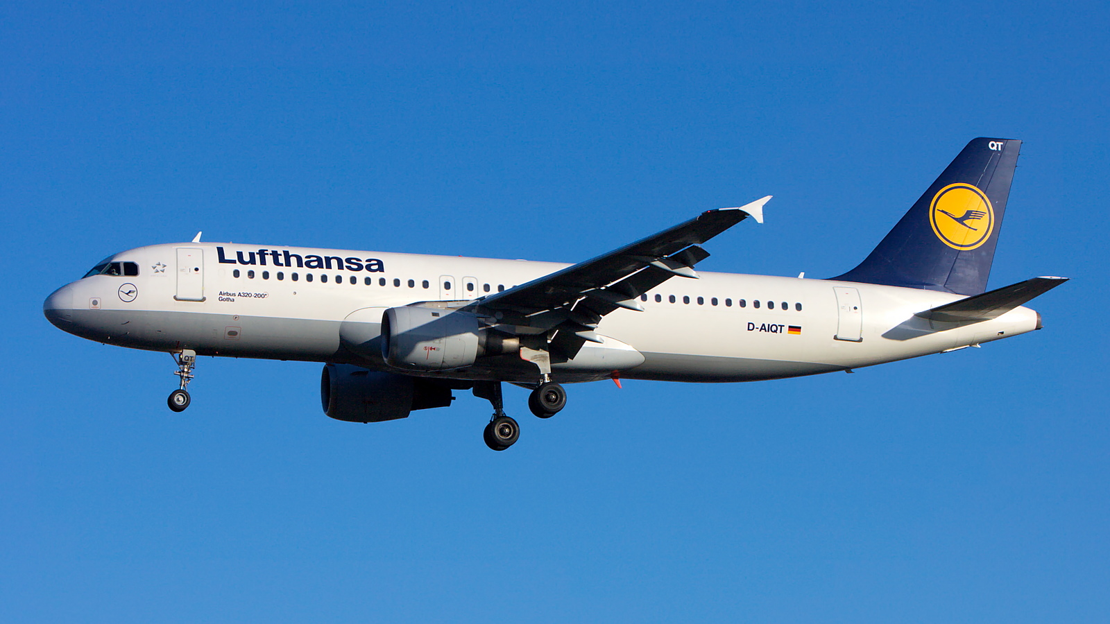 D-AIQT ✈ Lufthansa Airbus A320-211 @ London-Heathrow