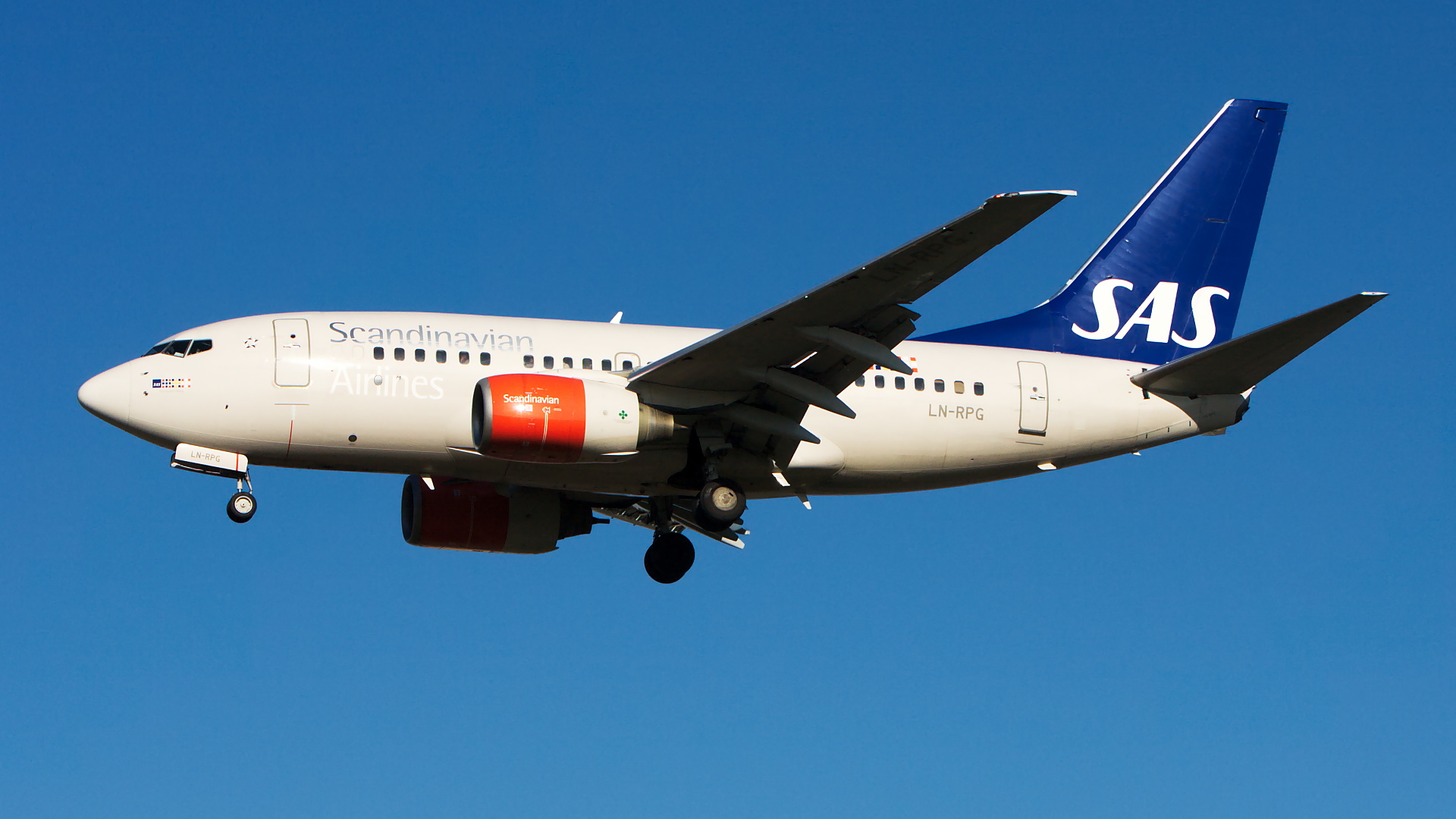LN-RPG ✈ Scandinavian Airlines Boeing 737-683 @ London-Heathrow