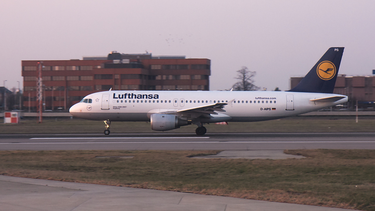 D-AIPS ✈ Lufthansa Airbus A320-211 @ London-Heathrow