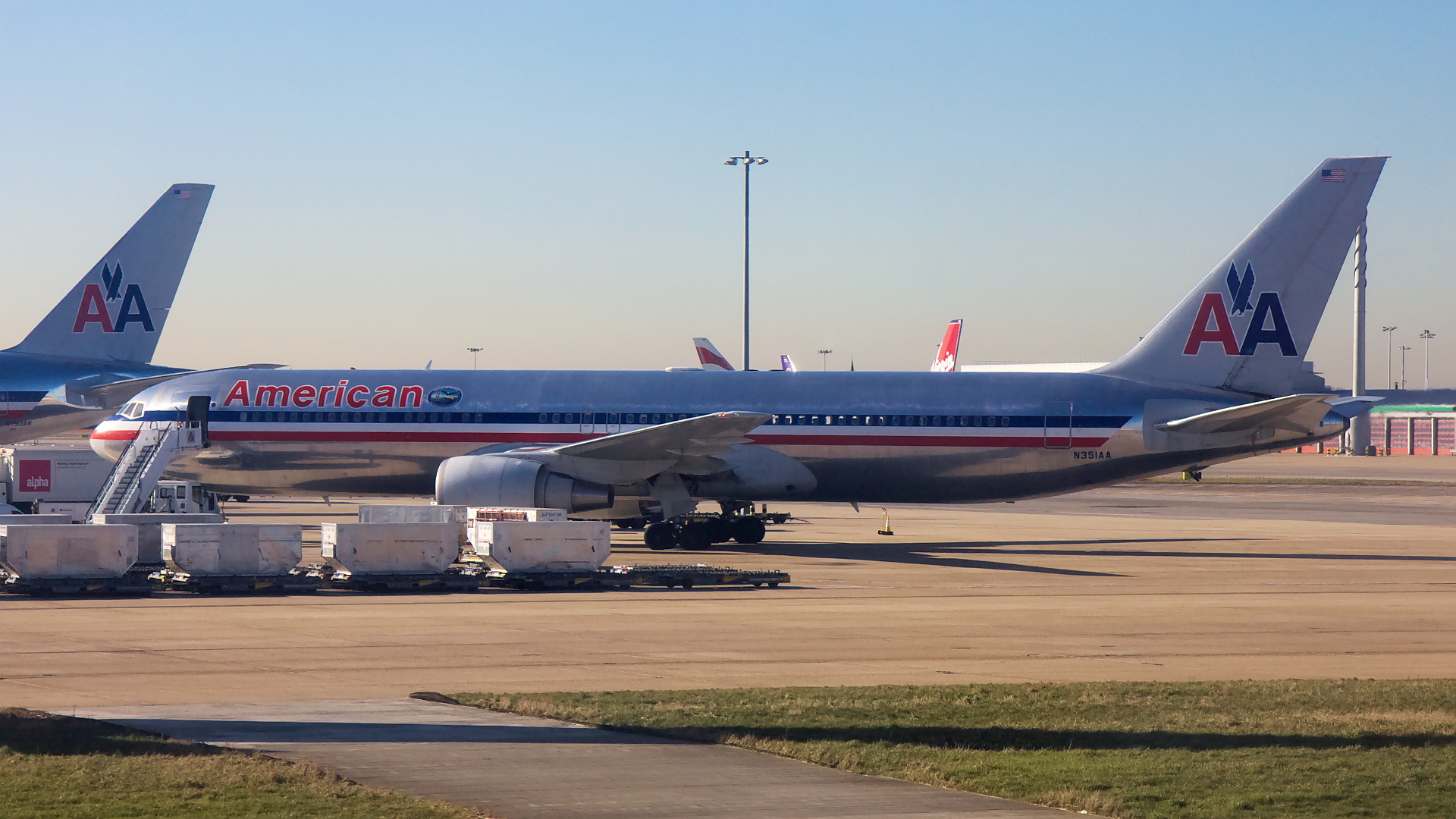 N351AA ✈ American Airlines Boeing 767-323ER @ London-Heathrow