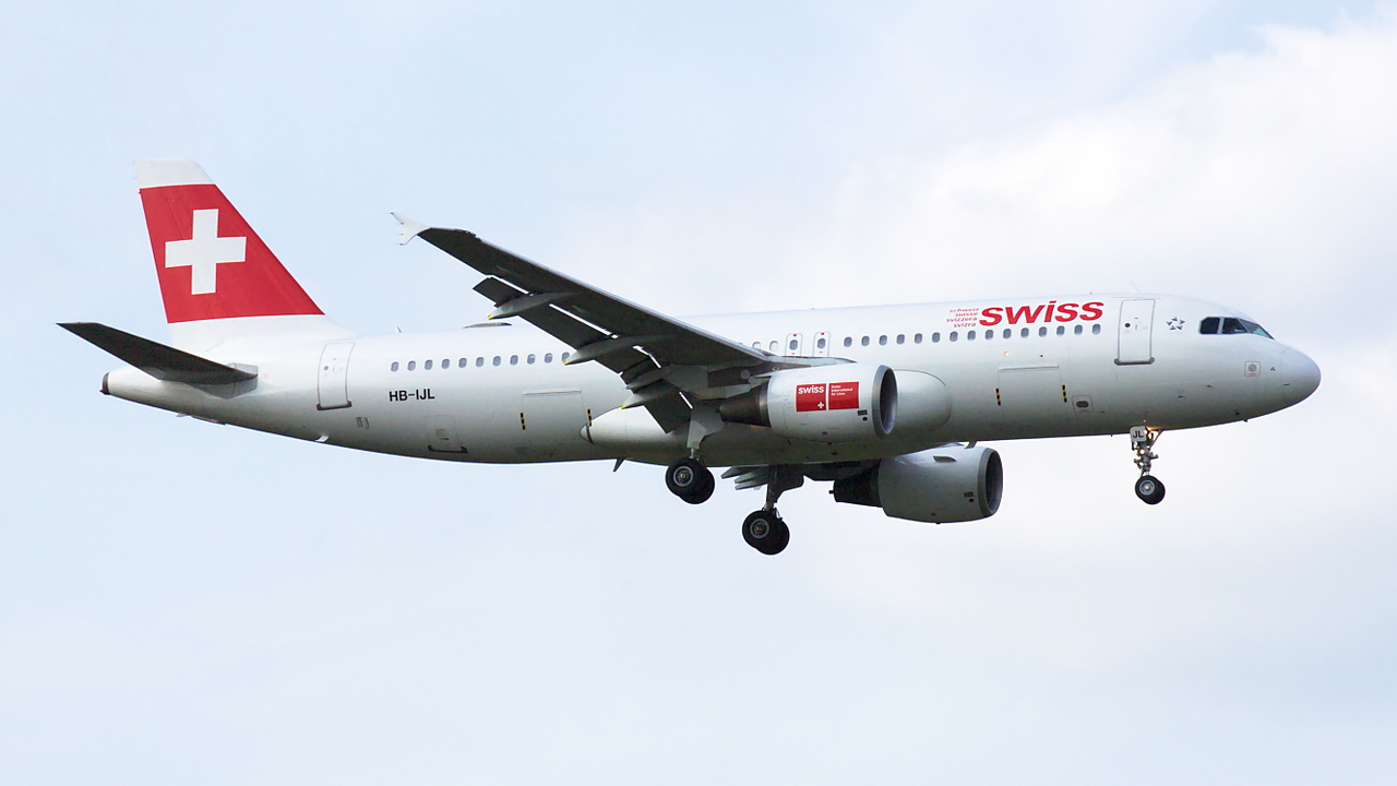 HB-IJL ✈ Swiss International Air Lines Airbus A320-214 @ London-Heathrow