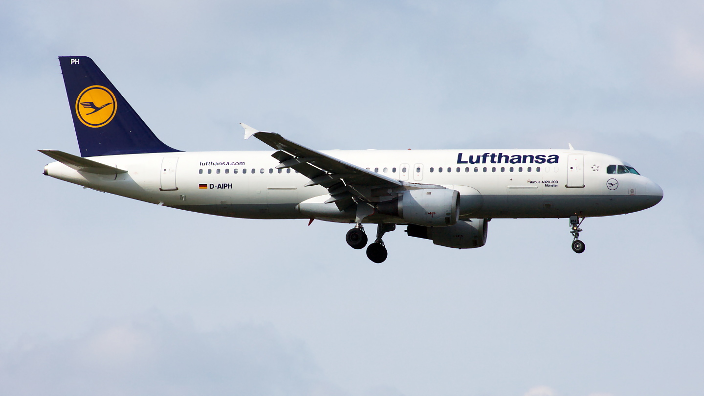 D-AIPH ✈ Lufthansa Airbus A320-211 @ London-Heathrow
