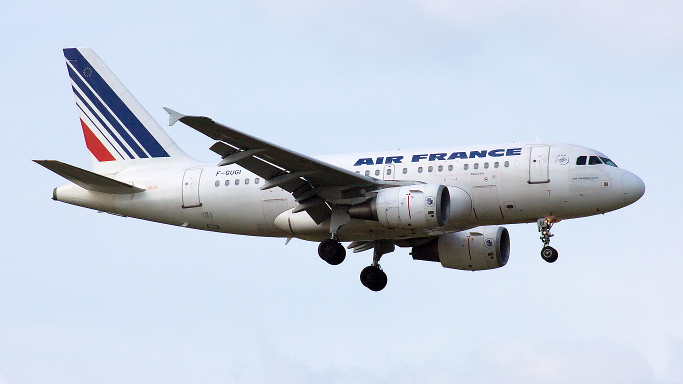F-GUGI ✈ Air France Airbus A318-111 @ London-Heathrow