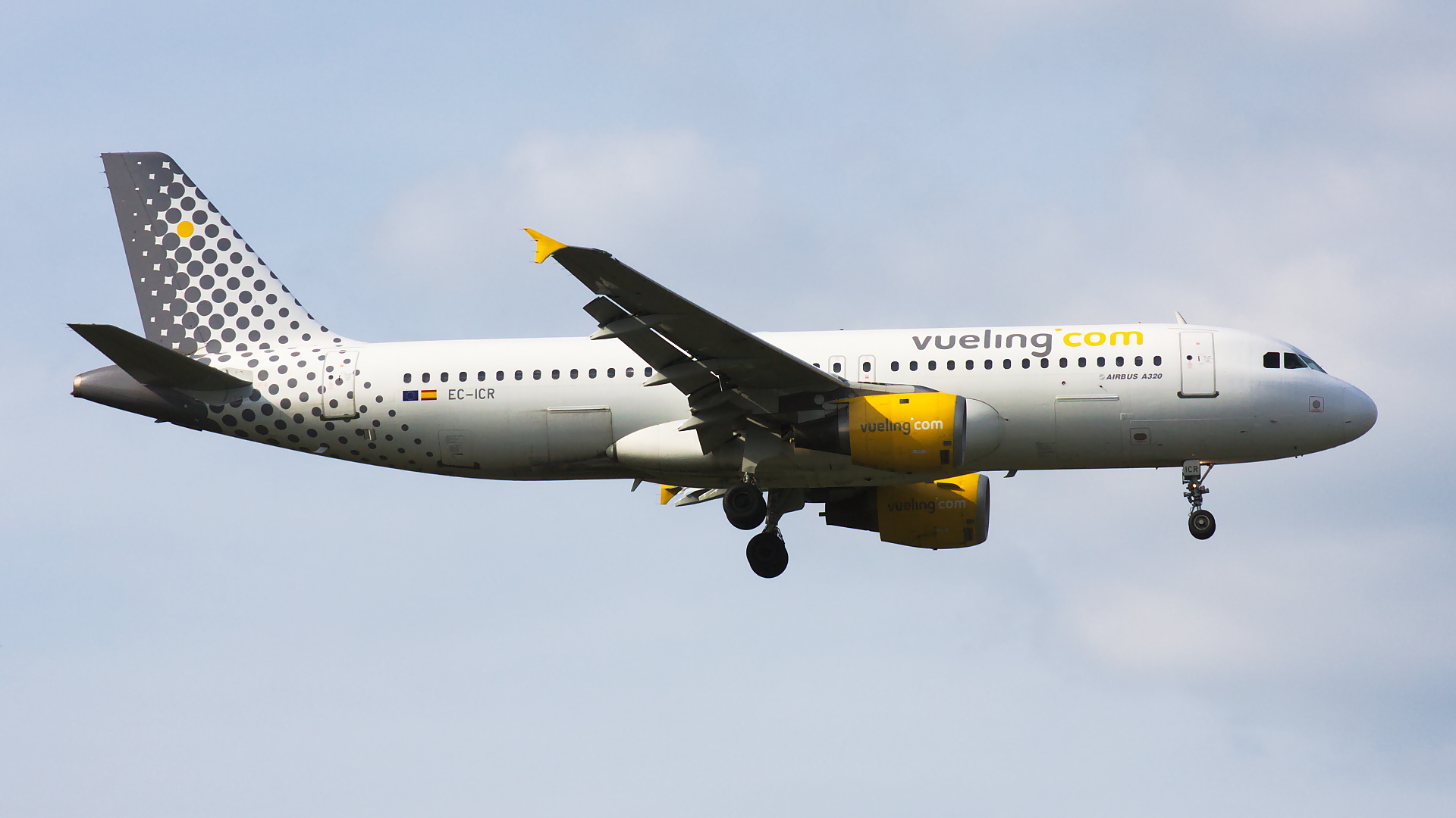EC-ICR ✈ Vueling Airlines Airbus A320-211 @ London-Heathrow