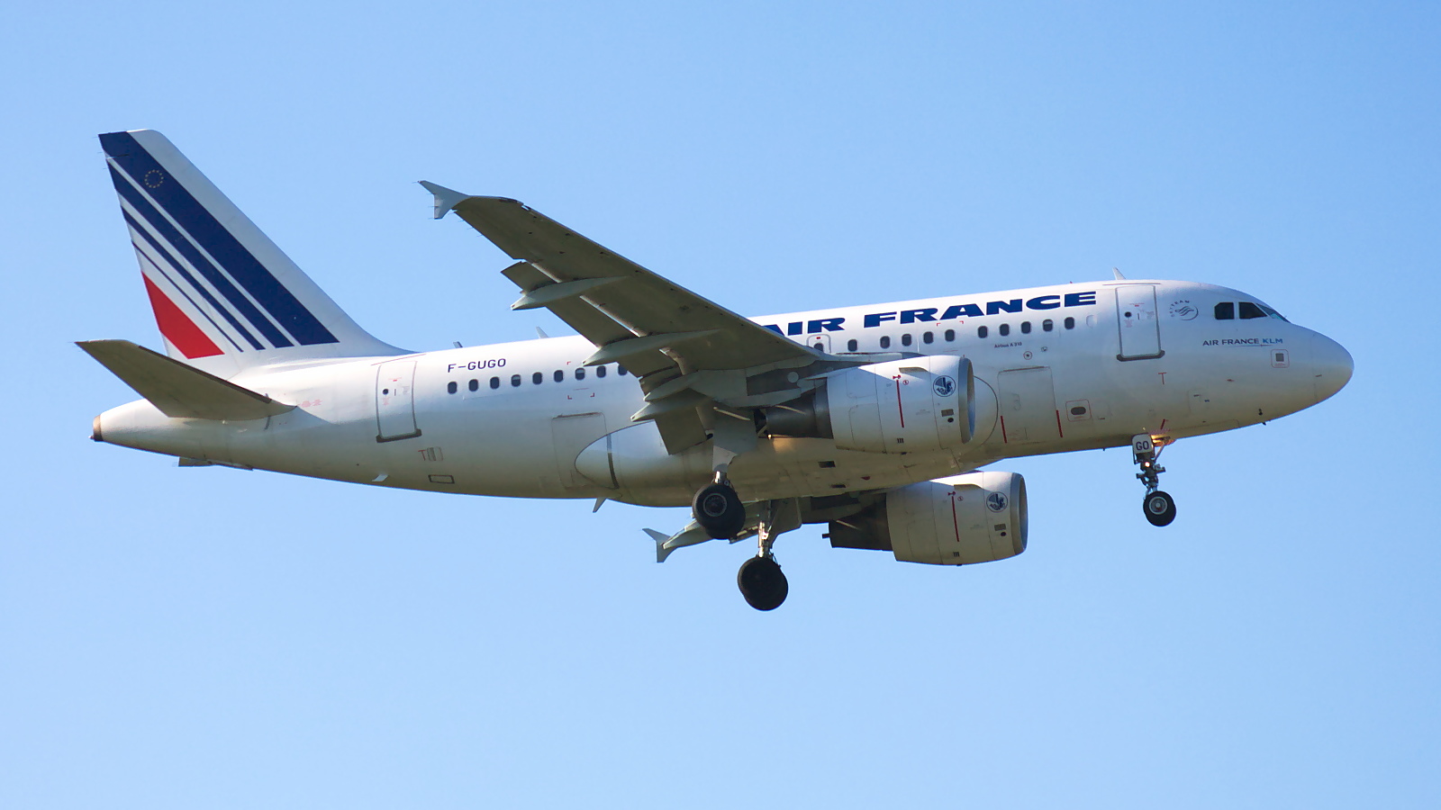 F-GUGO ✈ Air France Airbus A318-111 @ London-Heathrow