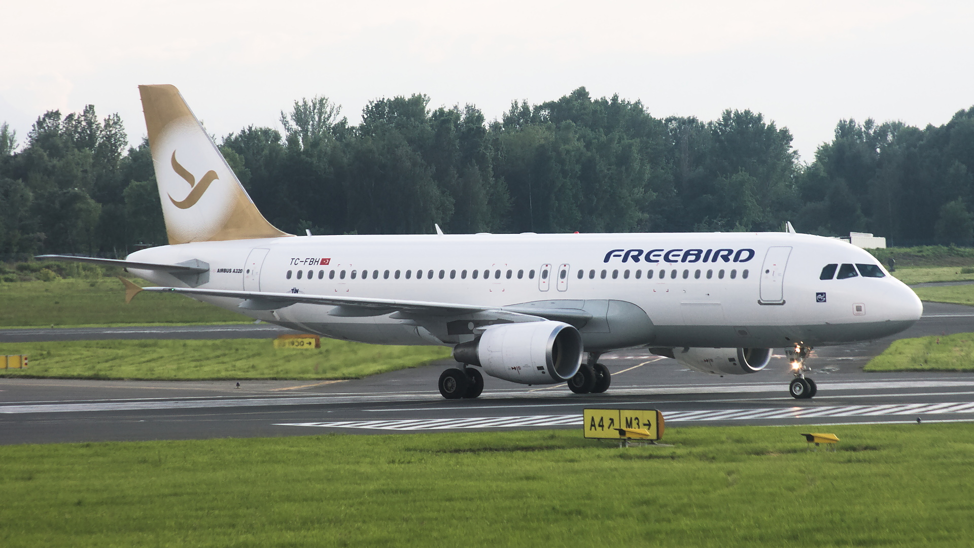 TC-FBH ✈ Freebird Airlines Airbus A320-214 @ Warsaw-Chopin