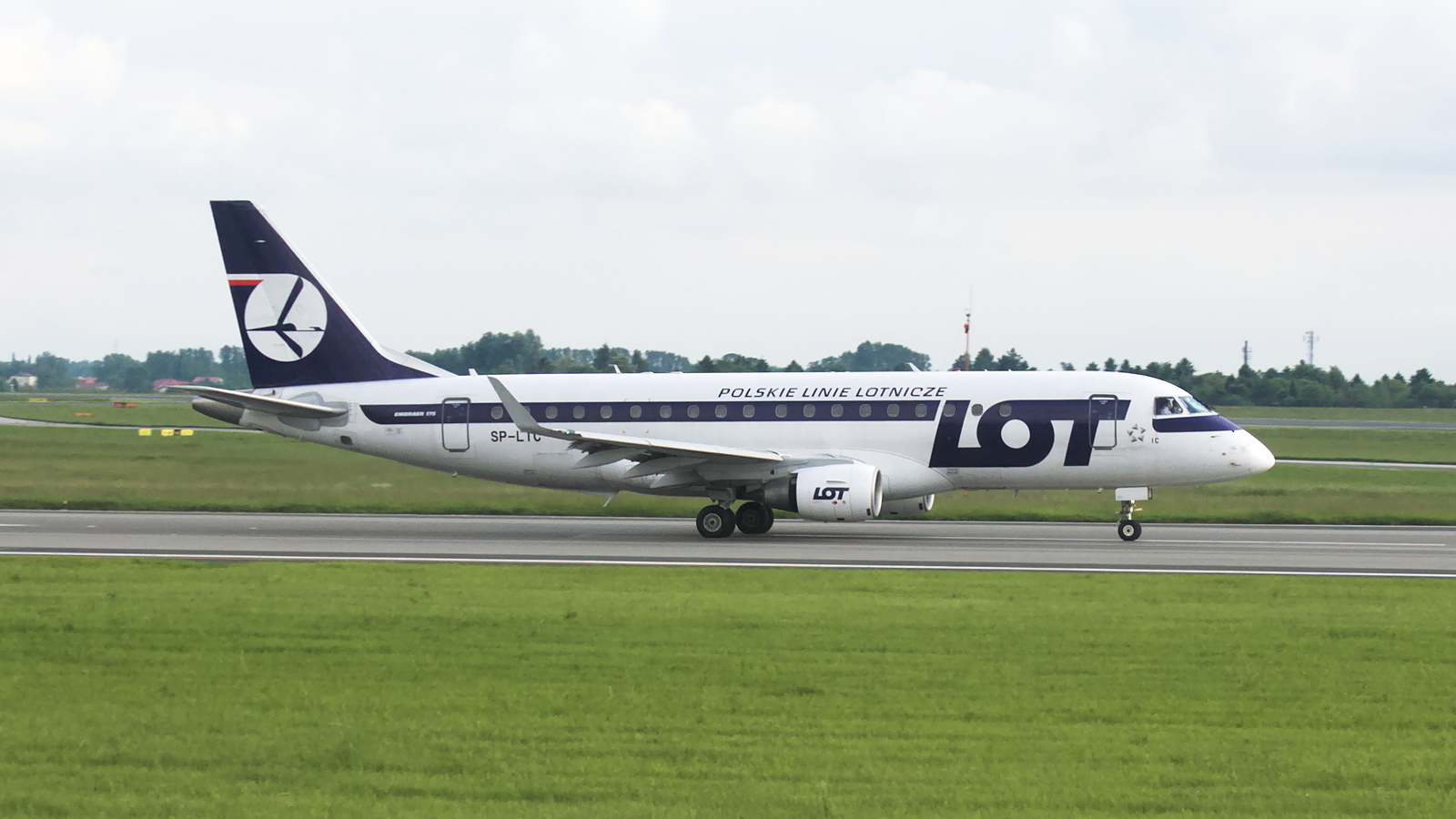 SP-LIC ✈ LOT Polish Airlines Embraer ERJ-175STD @ Warsaw-Chopin