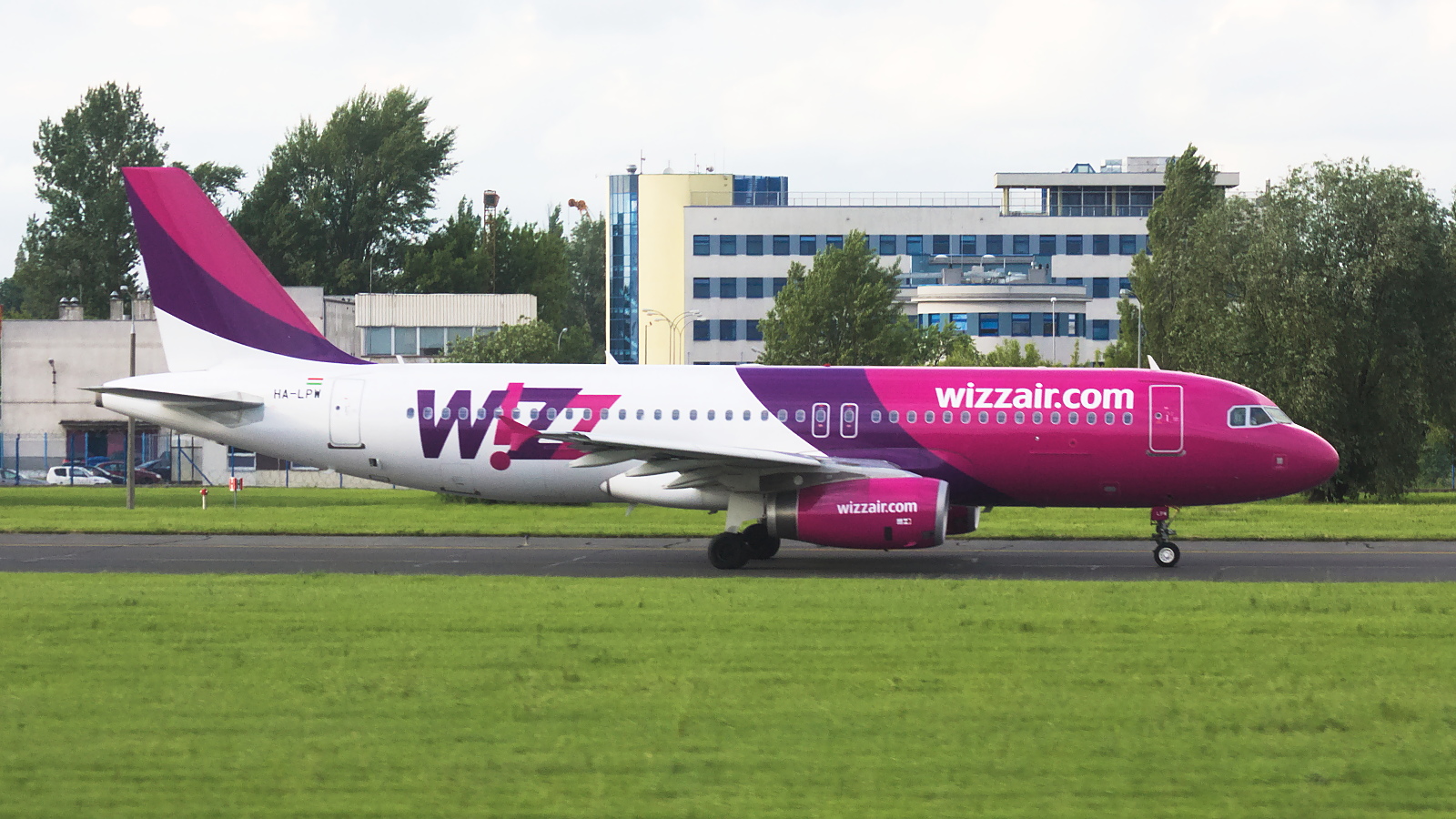 HA-LPW ✈ Wizz Air Airbus A320-232 @ Warsaw-Chopin