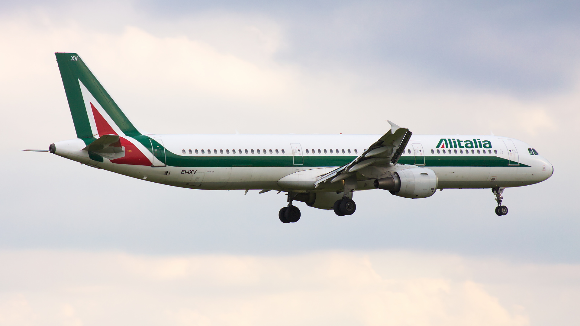 EI-IXV ✈ Alitalia Airbus A321-112 @ London-Heathrow