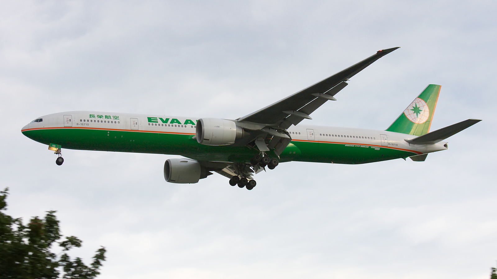 B-16710 ✈ EVA Air Boeing 777-35EER @ London-Heathrow
