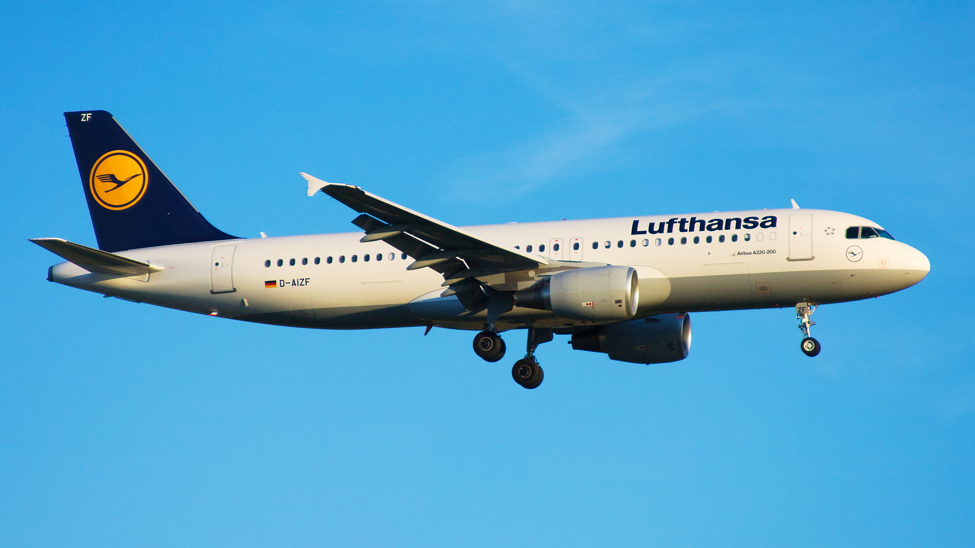 D-AIZF ✈ Lufthansa Airbus A320-214 @ London-Heathrow