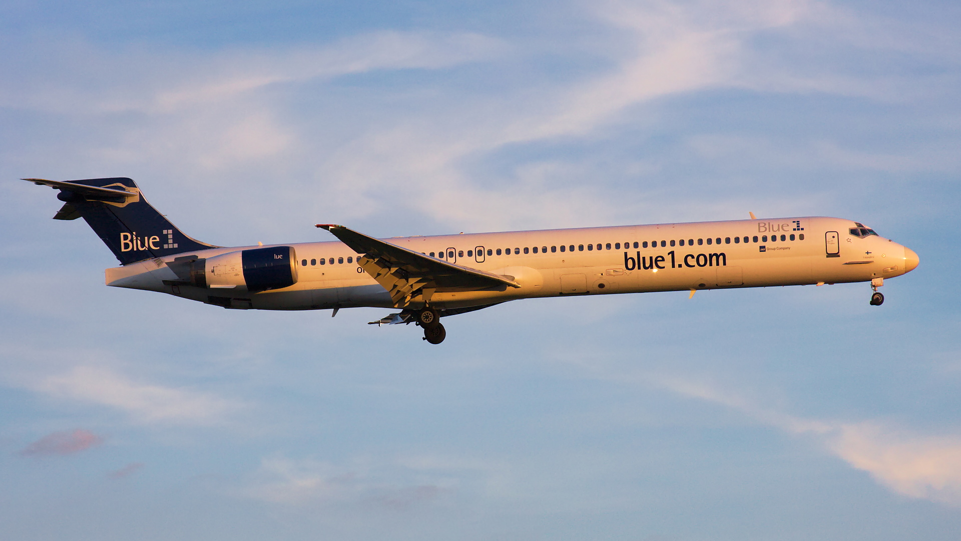 OH-BLC ✈ Blue1 McDonnell Douglas MD-90 @ London-Heathrow