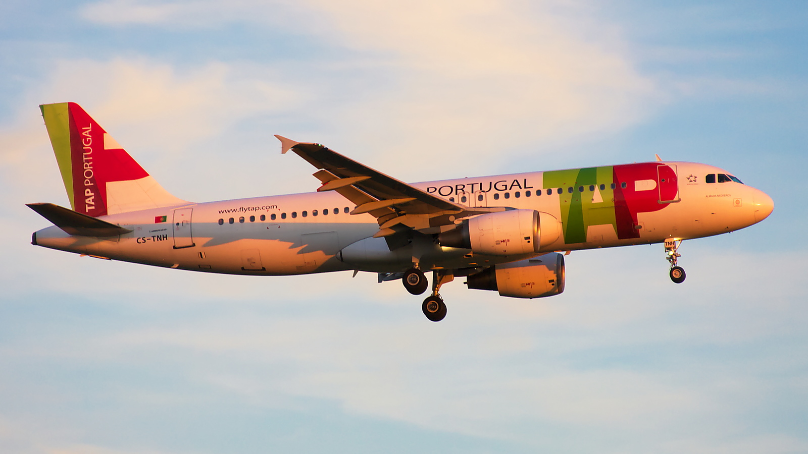 CS-TNH ✈ TAP Portugal Airbus A320-214 @ London-Heathrow
