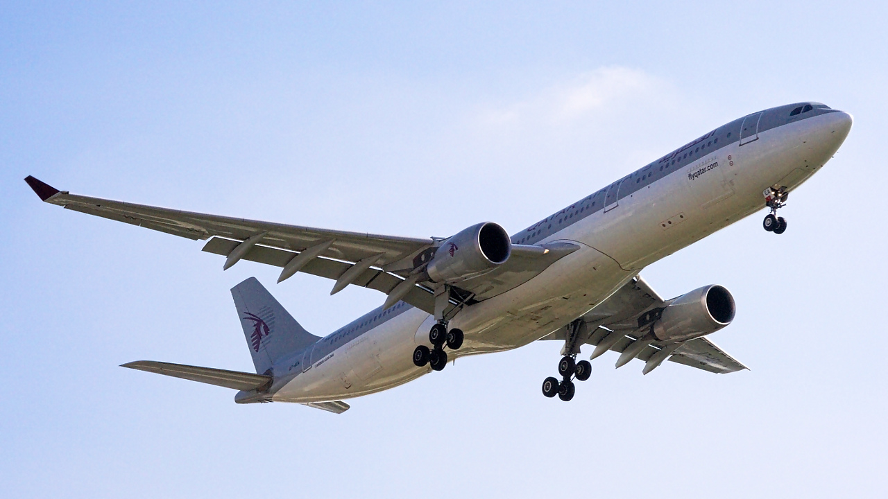 A7-AEA ✈ Qatar Airways Airbus A330-302 @ London-Heathrow