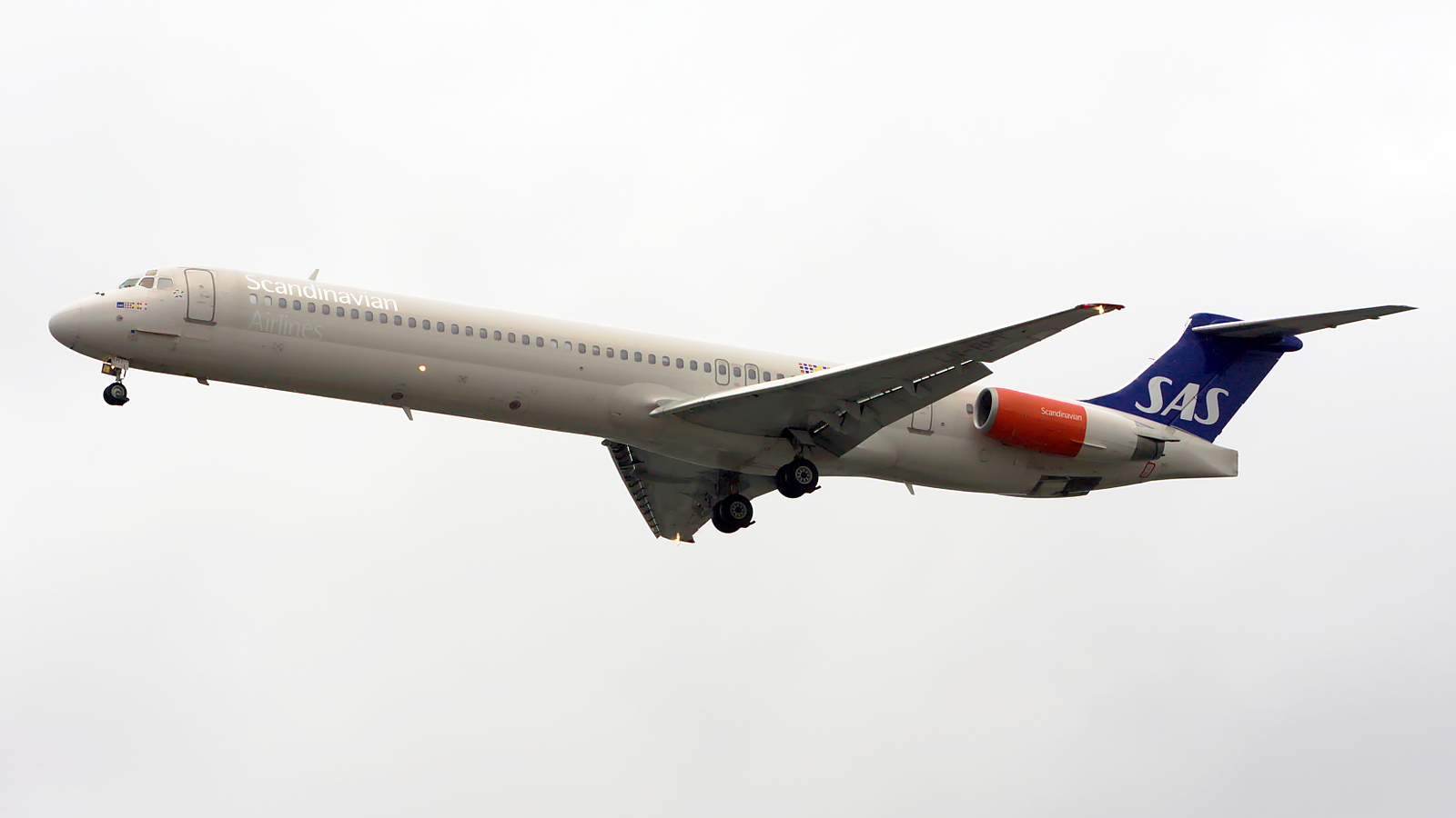 LN-RMT ✈ Scandinavian Airlines McDonnell Douglas MD-82 @ London-Heathrow