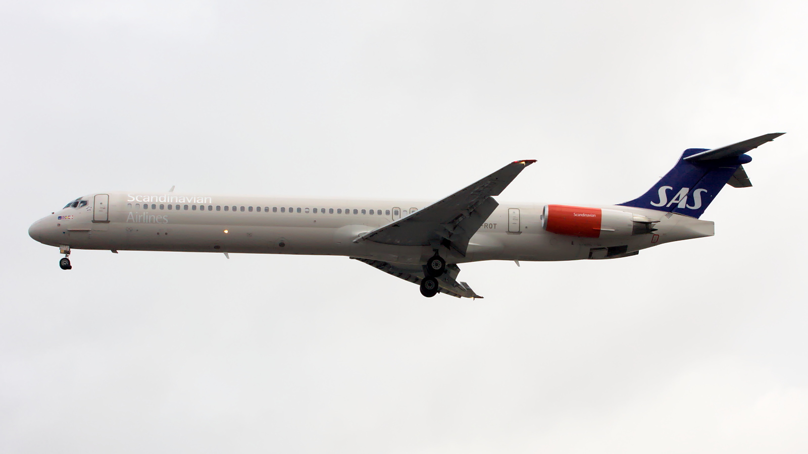 LN-ROT ✈ Scandinavian Airlines McDonnell Douglas MD-82 @ London-Heathrow