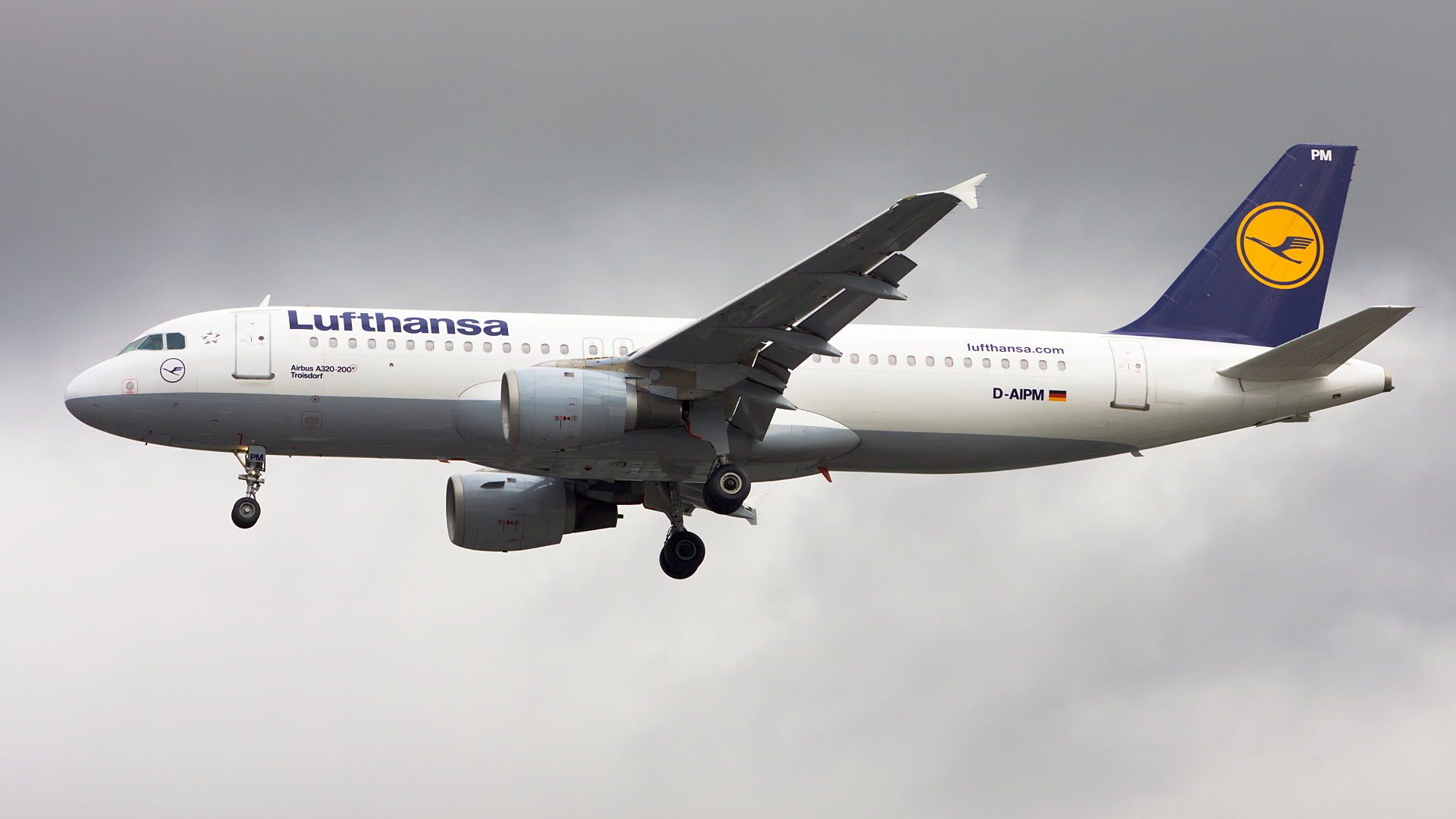 D-AIPM ✈ Lufthansa Airbus A320-211 @ London-Heathrow