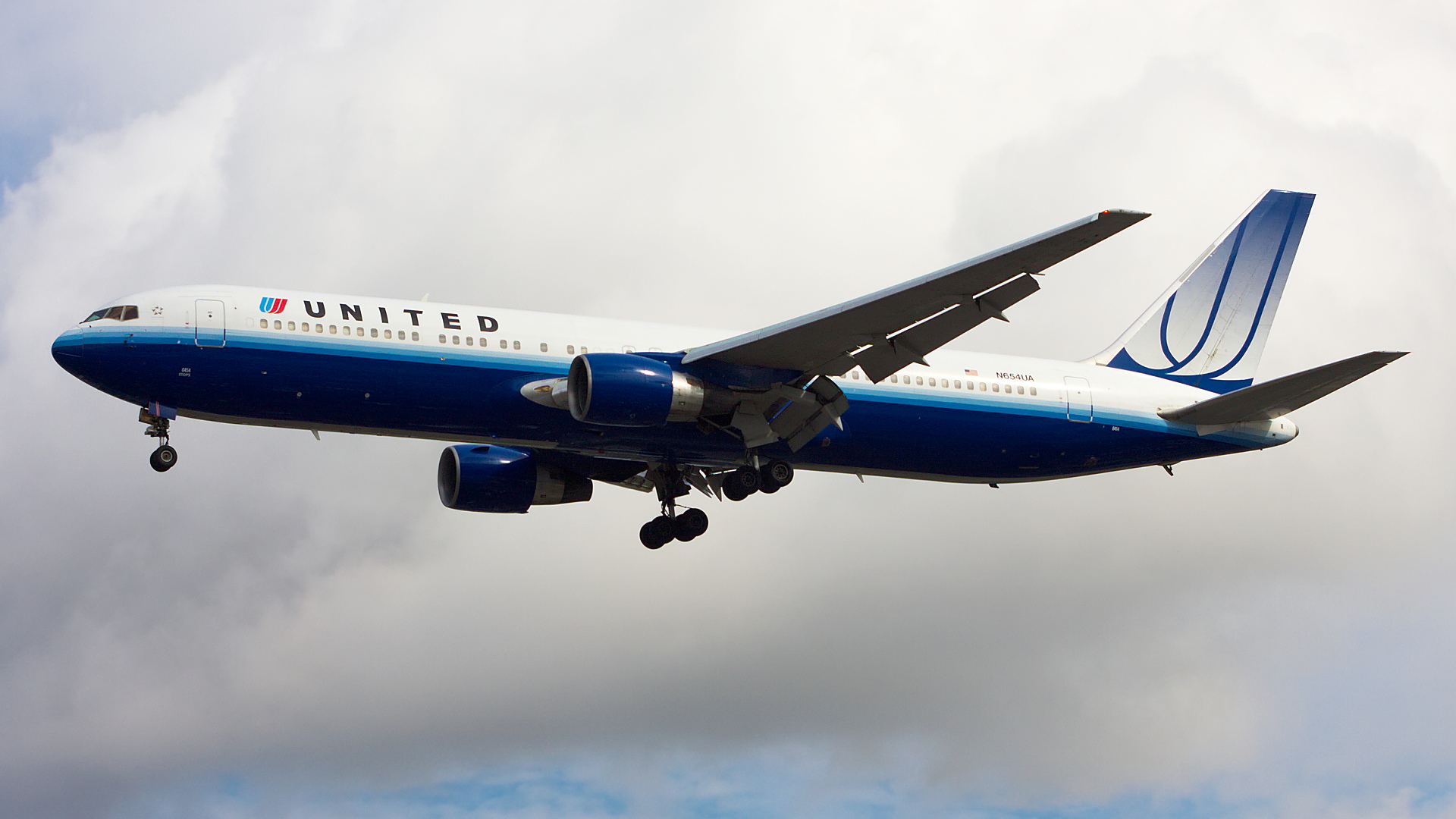 N654UA ✈ United Airlines Boeing 767-322ER @ London-Heathrow