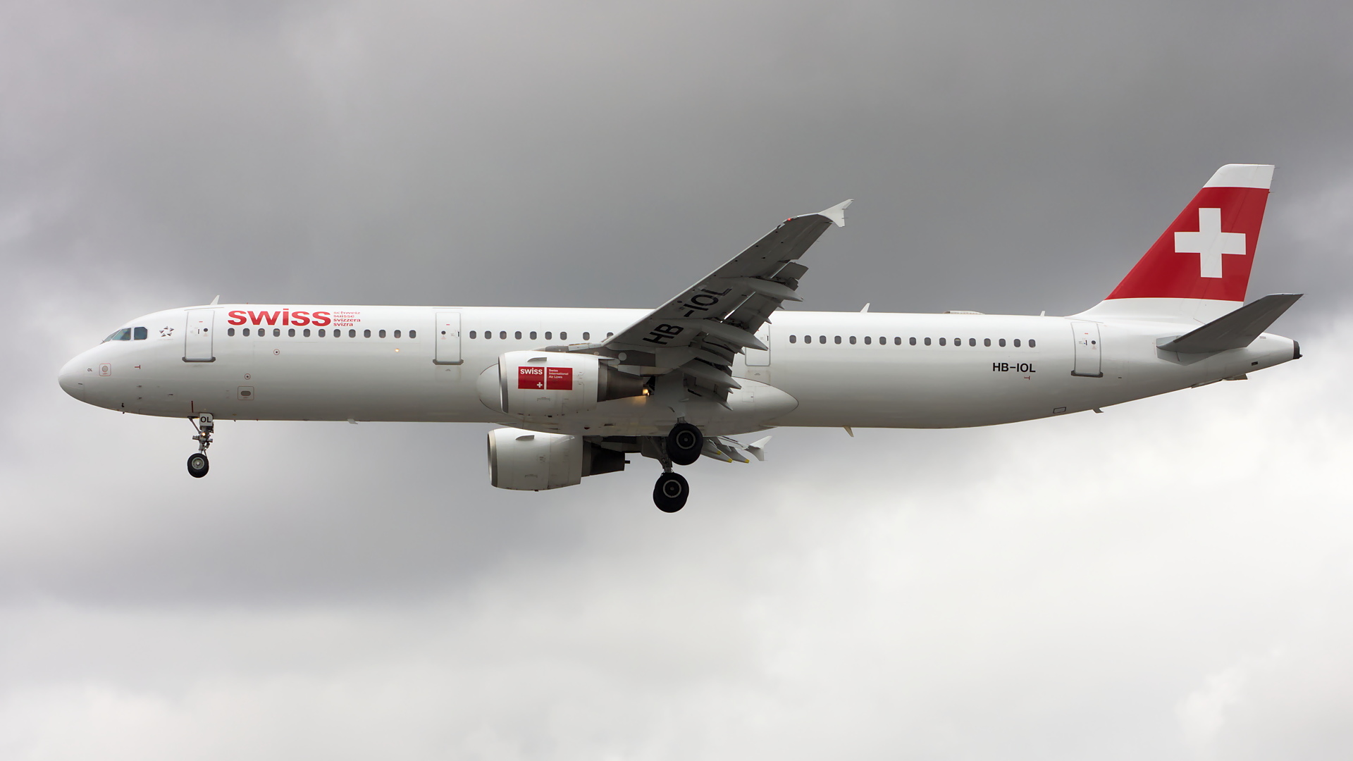 HB-IOL ✈ Swiss International Air Lines Airbus A321-111 @ London-Heathrow