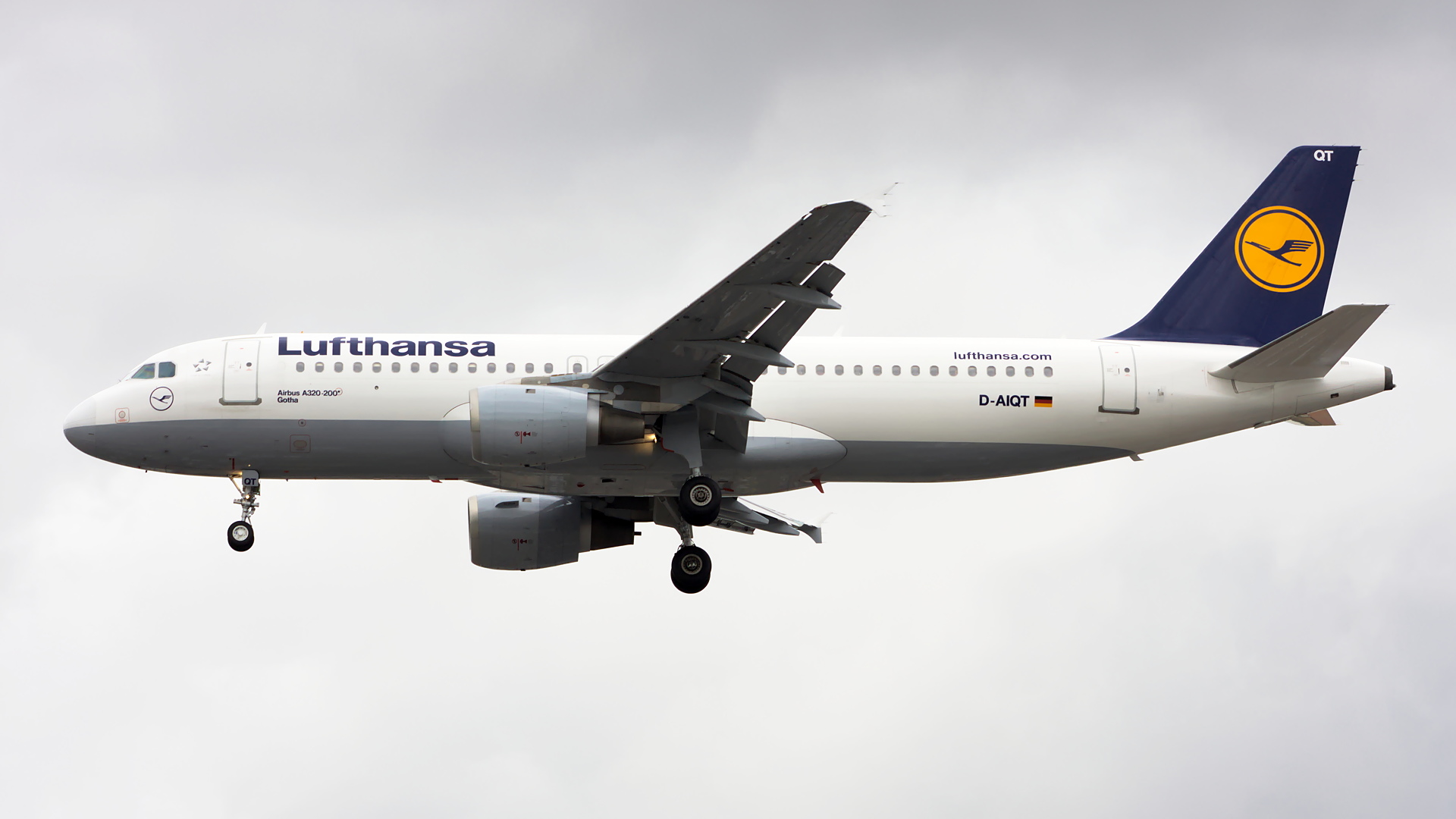 D-AIQT ✈ Lufthansa Airbus A320-211 @ London-Heathrow