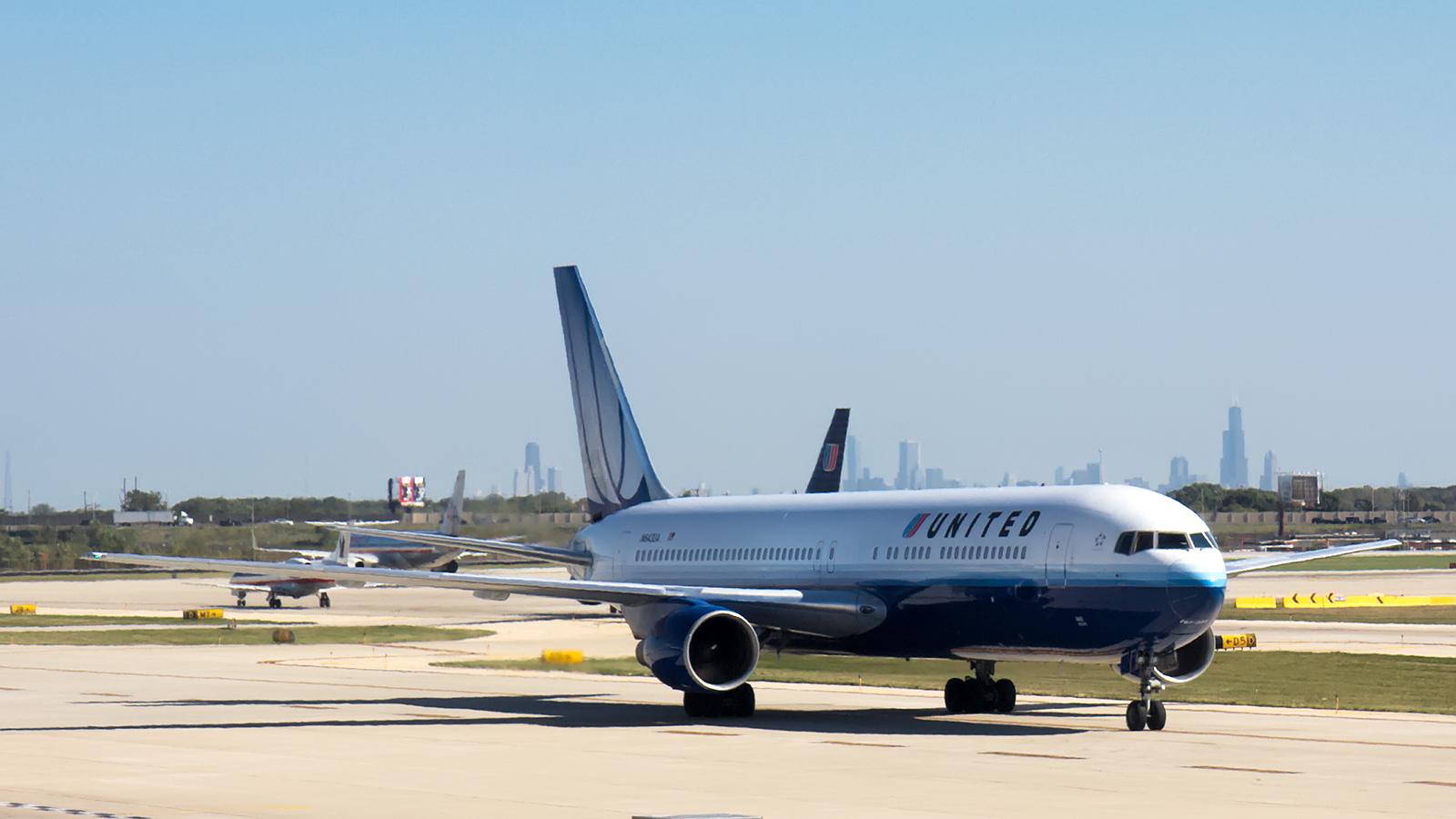 N643UA ✈ United Airlines Boeing 767-322ER @ Chicago-O'Hare