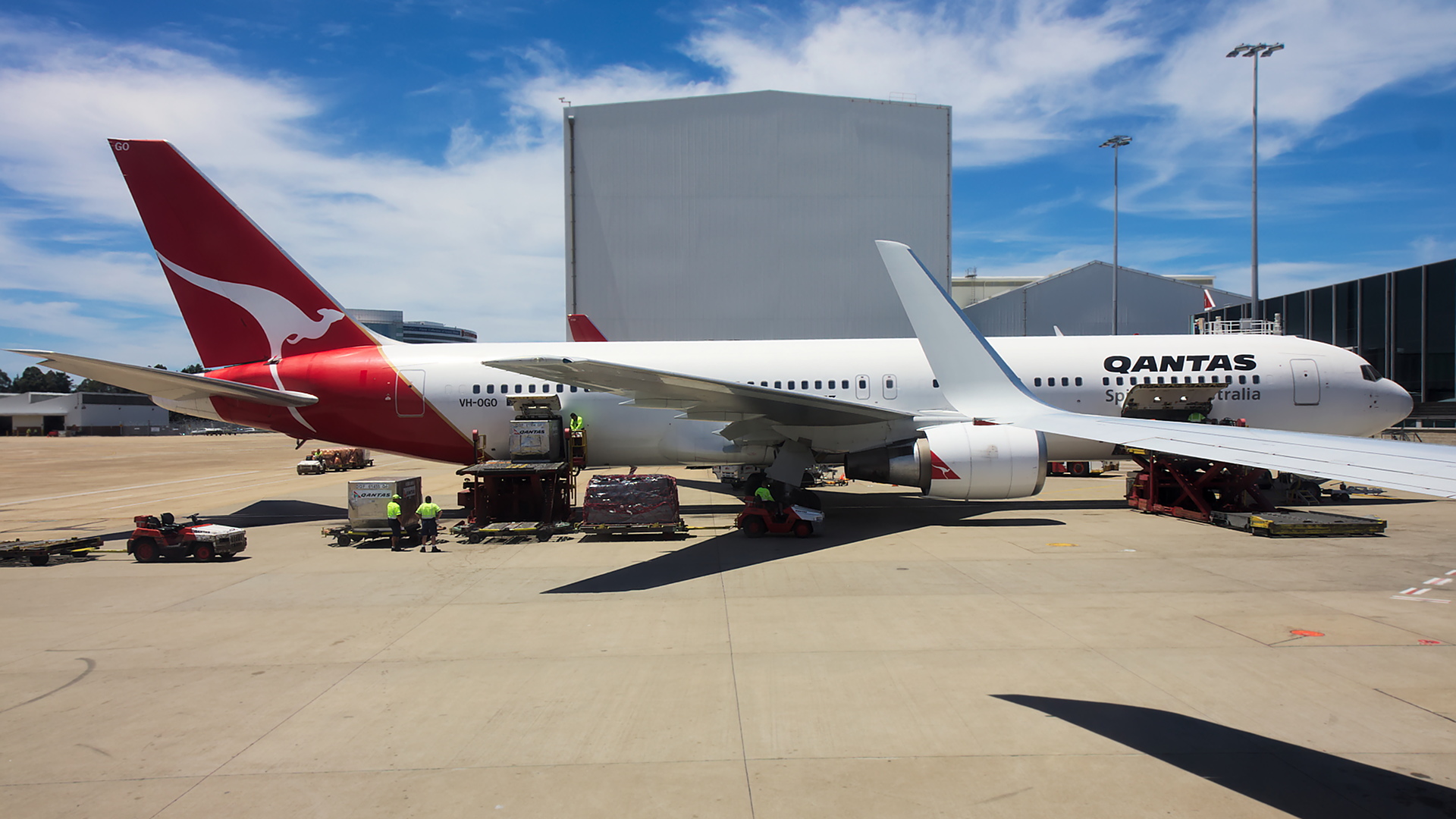 VH-OGO ✈ Qantas Boeing 767-338ER @ Sydney-Kingsford Smith