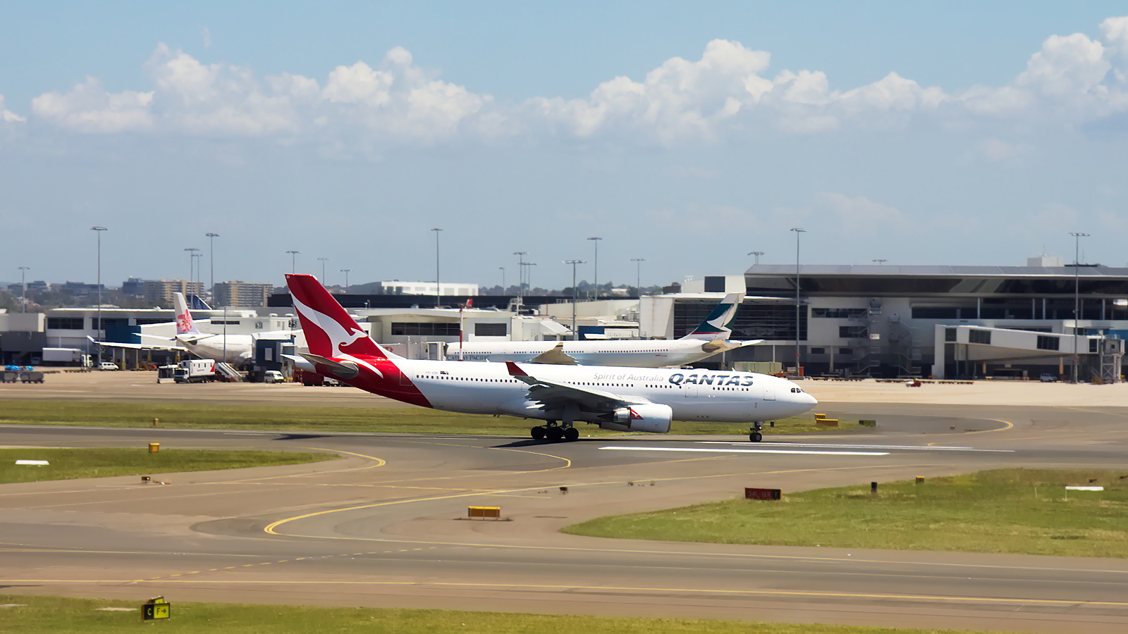 VH-EBI ✈ Qantas Airbus A330-203 @ Sydney-Kingsford Smith