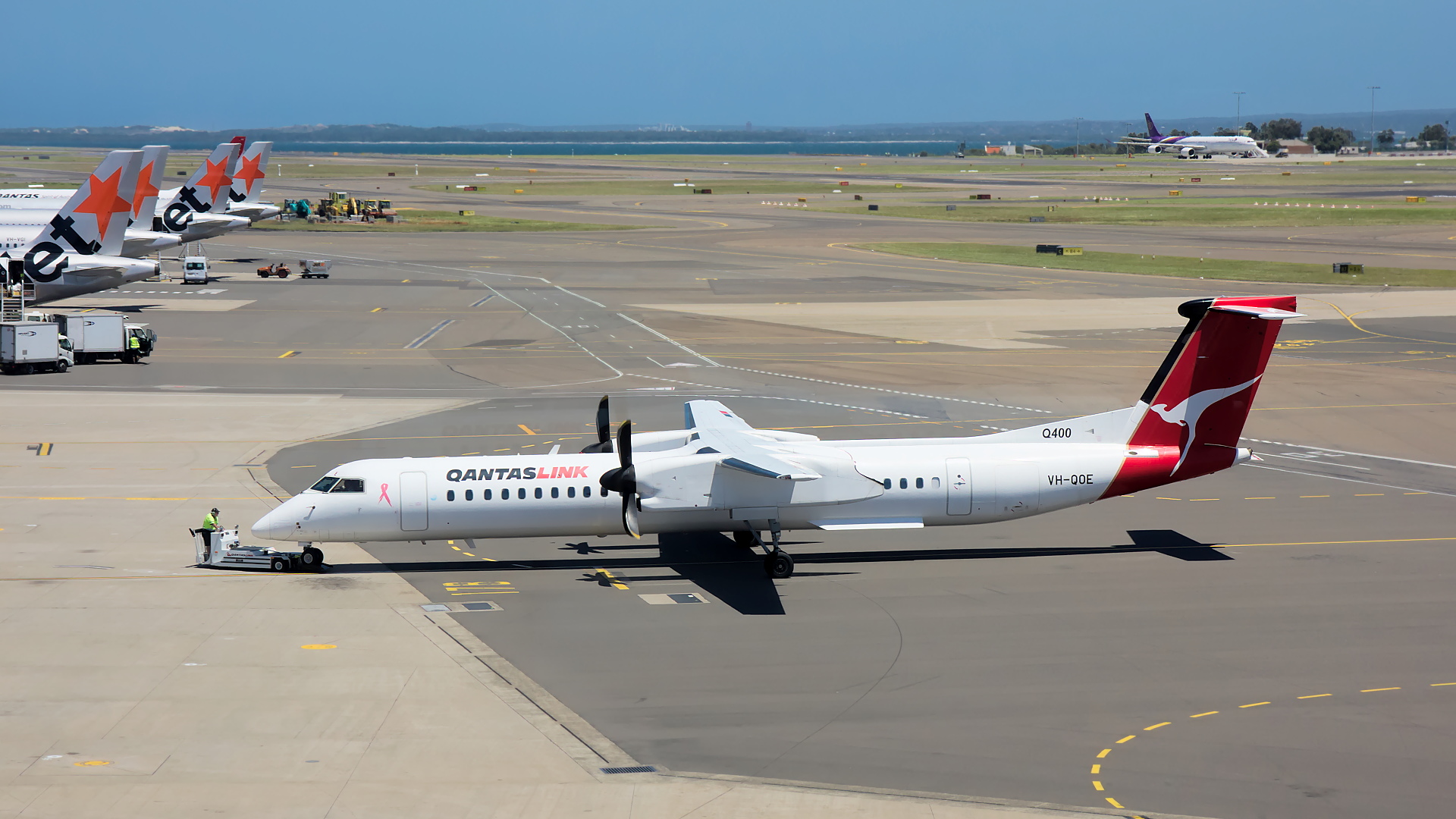 VH-QOE ✈ QantasLink De Havilland Canada DHC-8-402Q Dash 8 @ Sydney-Kingsford Smith