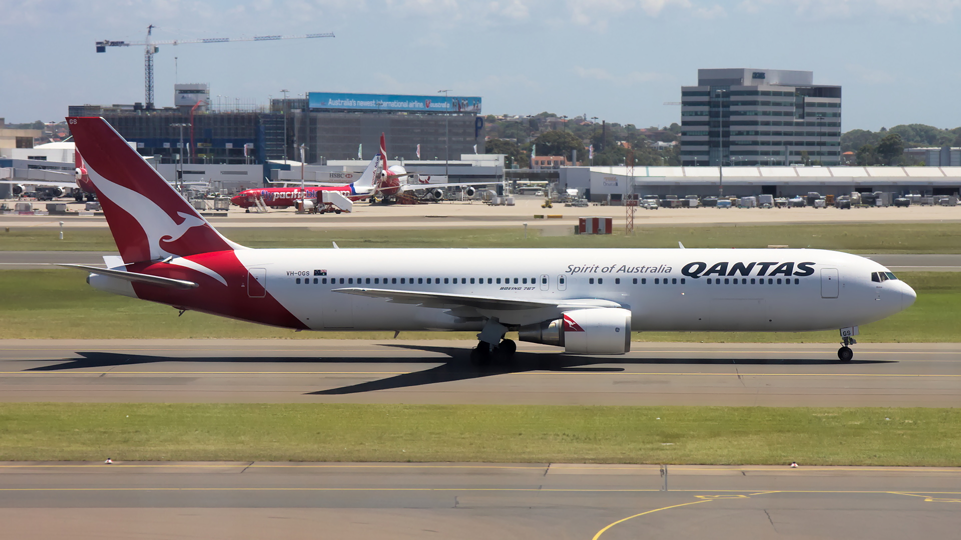VH-OGS ✈ Qantas Boeing 767-338ER @ Sydney-Kingsford Smith